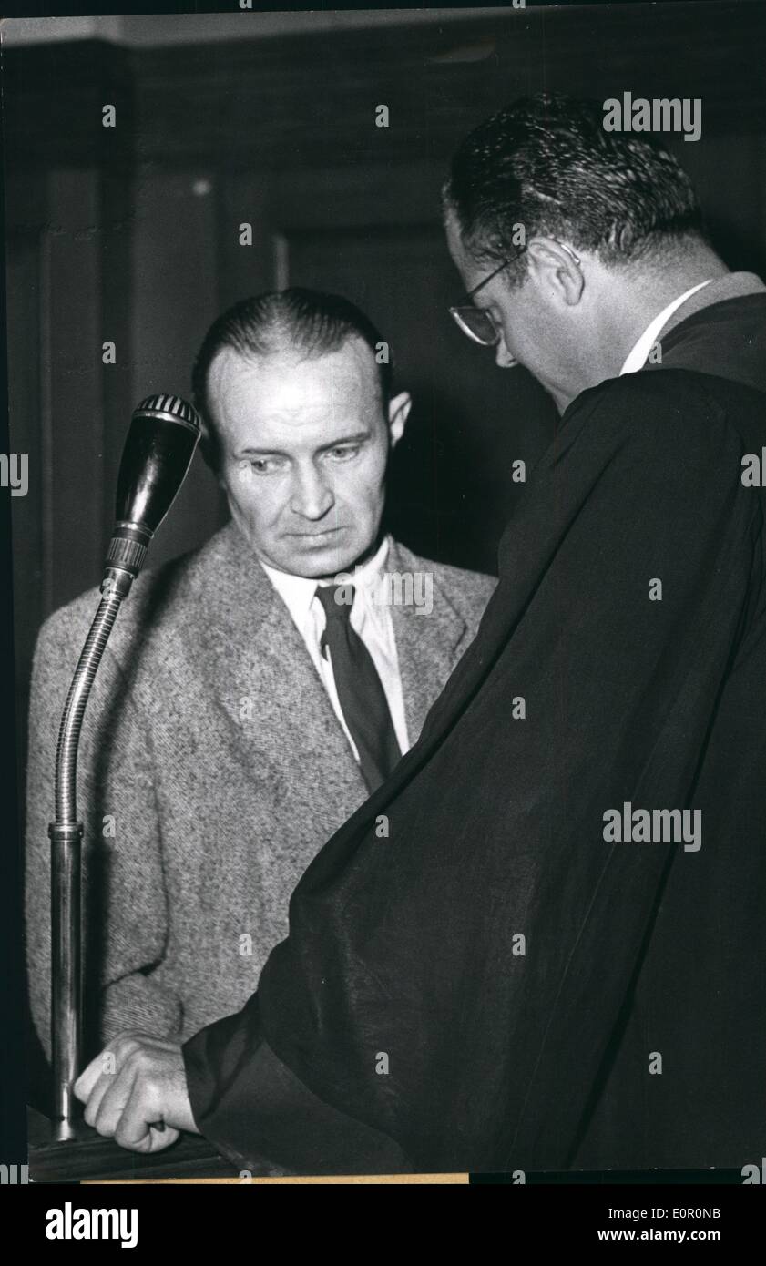 8. August 1957 - Otto Locke (links) mit seinem obligatorischen-Verteidigung-Rat Hans Joachim Roos (rechts) in den Gerichtssaal. Stockfoto