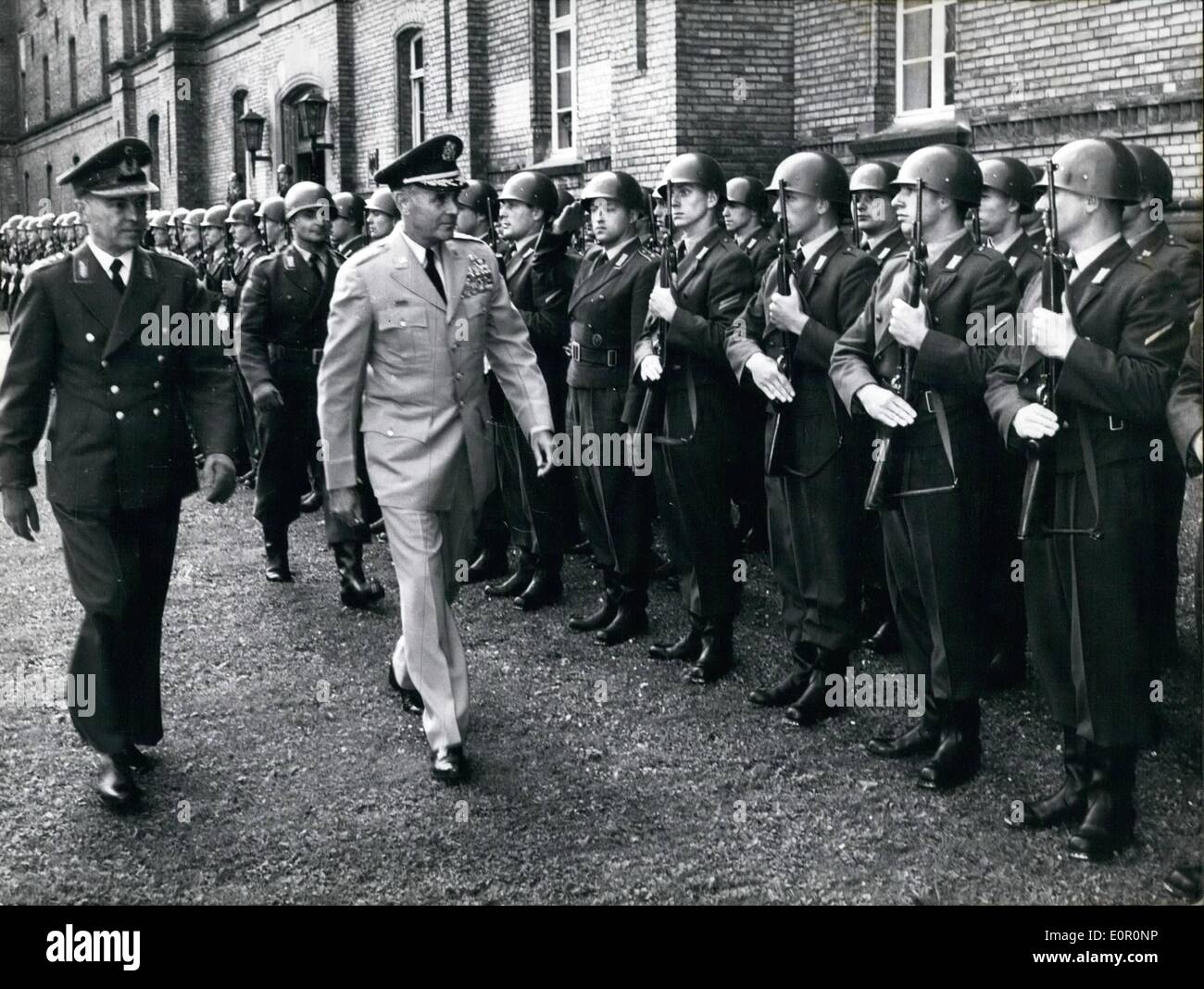 8. August 1957 - Stabschef der US Army in Bonn General Maxwell D. Taylor, United States Army Chief Of Staff, eine Inspektionsreise durch die Bundesrepublik Deutschland macht, wurde von der deutschen Verteidigungsminister Strauß, OPS:-es war das erste Mal seit dem deutschen Verteidigungsminister seines Amtes übernommen hatte, dass eine Ehrenwache und einem Musikkorps vor dem Verteidigungsministerium anwesend waren. General Taylor (rechts) Ad General Rottiger unter den Gruß. Stockfoto