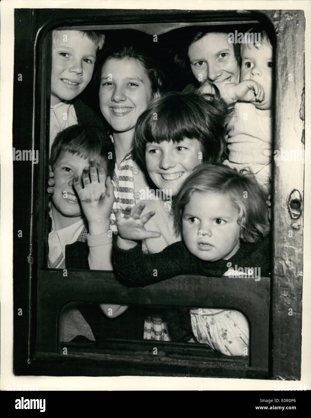8. August 1957 - Off nach Kanada, Daddy beizutreten. Papas in Kanada arbeiten in Gold Mine und heute diese sieben Kinder, begleitet von ihrer Mutter, Frau Margaret Berube, verließen ihre Wilford, Surrey Zuhause, um ihn zu begleiten. Die Kinder sind Ann (13), Shirley (11), Henry (9), Roger (8), Rejeanne (6), Marjelaine (3) und Christine (12 Monate) Stockfoto