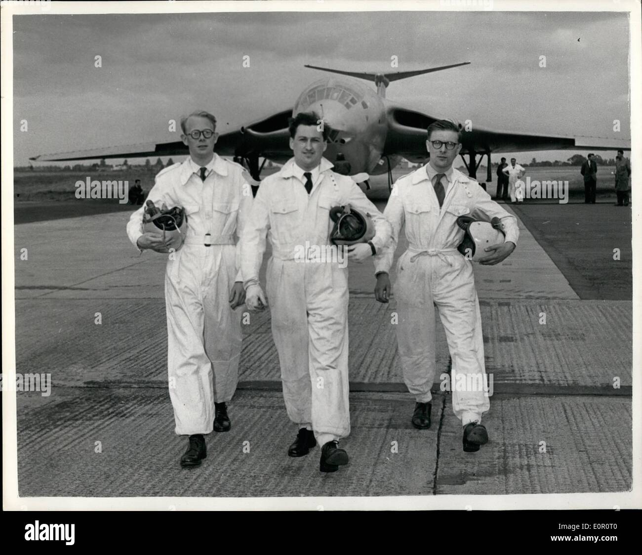 6. Juni 1957 - bricht britische Bomber die Schallmauer aus versehen. Eine handley Page Victor vier Jet-V-Bomber auf einem Test-Flug mehr als 40.000 ft über Hertfordshire '' versehentlich '' die Schallmauer gebrochen hat, wurde es von der Firma gestern freigegeben. Das Flugzeug war in einem flachen Tauchgang zur Zeit. Foto zeigt den Piloten des Victor Bomber, Flight Lieutenant J.W Allam (Mitte) mit den beiden Beobachtern, Herr Paul Langston (links) und Herrn Geoffrey Wass (rechts), die mit ihm waren, als die Bomber die Schallgeschwindigkeit überschritten. Stockfoto