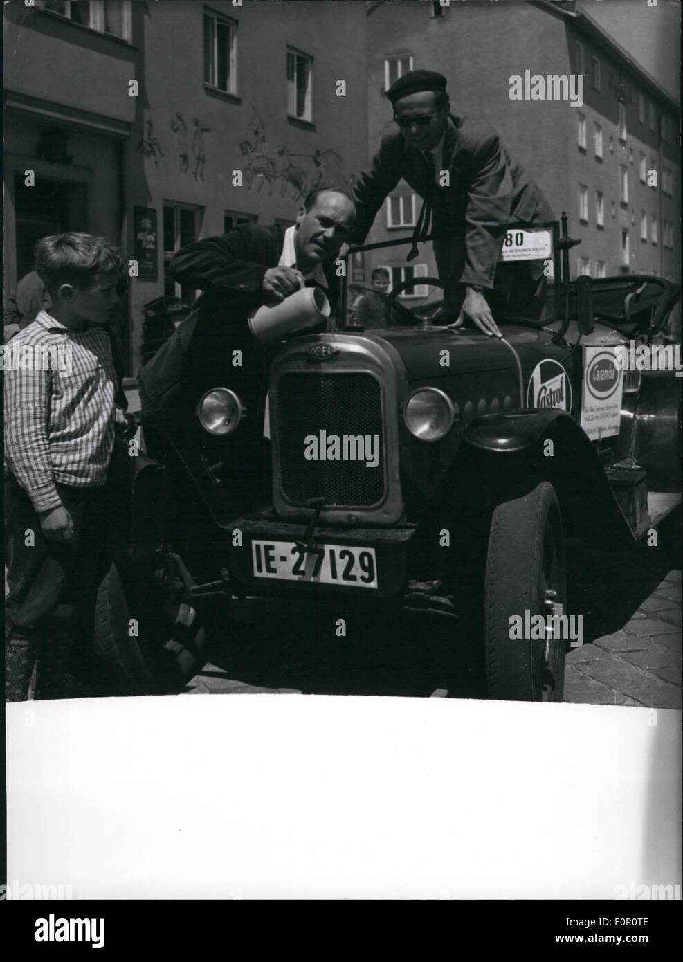 6. Juni 1957 - Veteran-Rennen: Der Deutsche Automobil - Club und der Zweirad-Museum Neckarsulm ordnen Pfingsten das zweite Mal ein Rennen der ältesten Fahrzeuge aus Deutschland und anderen europäischen Ländern. Ca. 100 Fahrzeuge und 200 Motorräder teilnehmen. Foto zeigt Herr Laass etwas Wasser für seine '' Laubfrosch '' ein Opel-Auto von 1024 bekommt. Es war eines der billigsten Autos der damaligen Zeit. Stockfoto