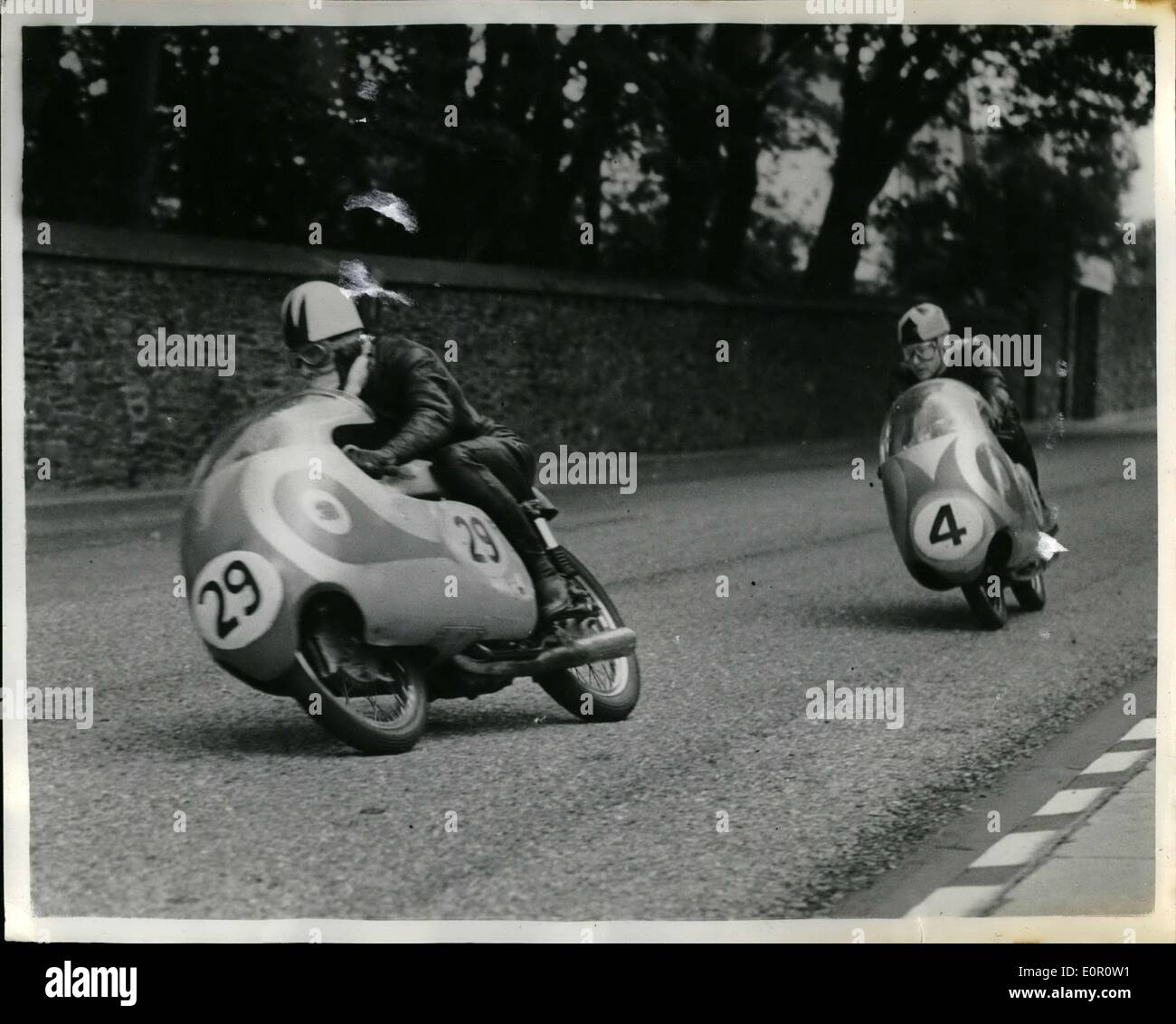 6. Juni 1957 - t.t. Rennen auf der Isle Of Man, Sanford gewinnt die 250 c.c.: C. Sanford Reiten eine Mondial, gewann gestern die 250 C.C International t.t. Rennen auf der Isle of man. Photo zeigt C. Sanford gesehen führt Sammy Miller, während des Rennens. Müller kam aus seiner Maschine und musste sein Motorrad bis zur Ziellinie - fünfte herein zu schieben. Stockfoto