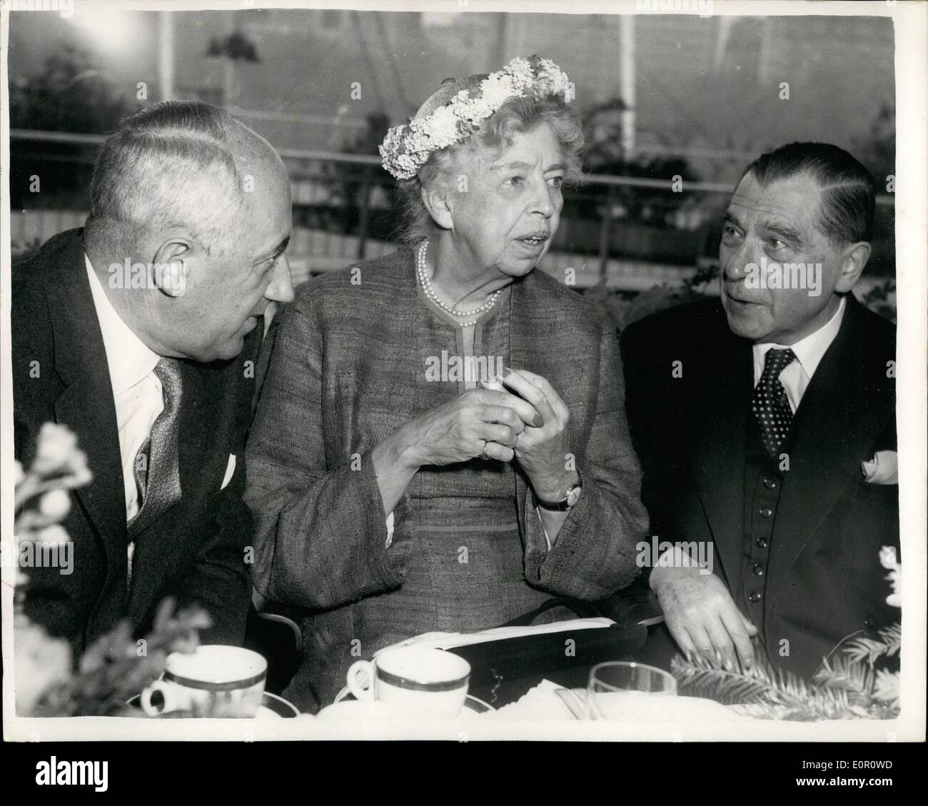 6. Juni 1957 - Frau ELEANOR ROOSEVELT auf WIST nach LONDON. Mrs ELEANOR ROOSEVELT die 72 Jahre alte Witwe des berühmten Franklin Roosevelt - besuchte die Royal Festival Hall heute Nachmittag - wo lernte sie Führer der Jugend-Alijah - die Organisation für die Beilegung von jüdischen Flüchtlinge in Israel... KEYSTONE-FOTOSHOWS: Gesehen in der Festival Hall heute Nachmittag - L-r: Herr M. KOL, Leiter der Jugendorganisation der Aliyah in Israel, Mrs ROOSEVELT und DR. I. FELDMAN Kopf der Organisation in diesem Land. Stockfoto