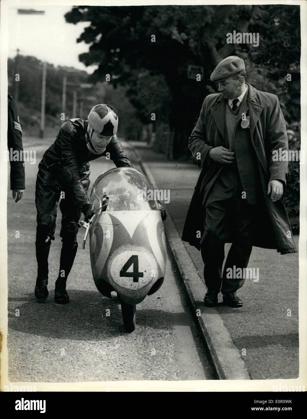 6. Juni 1957 - t.t. Rennen in der Isle of man. Sanford gewinnt den 250 CC. C. Sanford, Reiten ein Mondial, gestern gewann die 250 CC internationale t.t.-Rennen in der Isle of man OPS: Sammy Miller, die kam aus führt eine halbe Meile vor dem Ziel gesehen, als er sein Fahrrad in Richtung Ziellinie, zum fünften Platz geschoben. Stockfoto