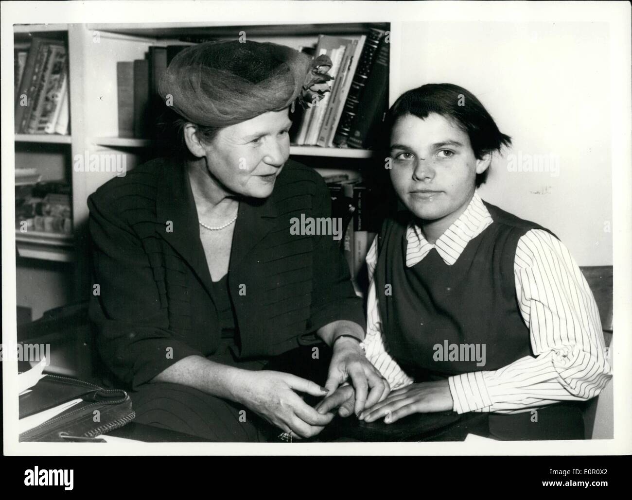 6. Juni 1957 - Berthe Grimault - französische Autorin hält Pressekonferenz...: eine Pressekonferenz wurde heute Nachmittag in den Büros von Andre Deutsch, Verleger - Berthe Grimault siebzehn Jahre alten französischen Auhtoress des Buches '' Beau Clown'' eine sensationelle Geschichte der Lust - Mord und Wahnsinn statt. Berthe kommt Form eine große Lust - Analphabeten Familie, auf ein Schwein Leben auf dem Bauernhof in Zentral-Frankreich - und ist jetzt ein Schulabschluss an Dichtung, Kent - unter den Auspcies der Schule Präsidentin Frau H. Orr-Ewing Teilnahme an. Foto zeigt Frau H Stockfoto