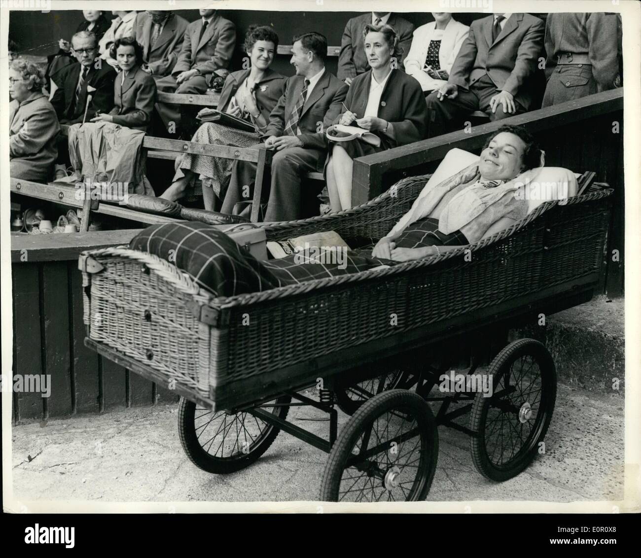 6. Juni 1957 - '' eiserne Lunge '' Mädchen Uhren Wimbledon Turnier: Zwanzig Jahre alt Polio Opfer Margaret Dixon von Fleetwood, Lanos - war gestern gerade das Tennisturnier von Wimbledon - von ihrem Rollstuhl zu sehen. Margaret brachte ihr größten Wunsch seit contracting Polio nach London, speziell um das Spiel zu sehen. Ärzte glauben, dass die Gewährung dieses Wunsches eine große Hilfe bei ihrer Genesung sein sollte. Sie ergriffen von '' eiserne Lunge '' lang jeden Tag die Spiele verfolgen - ein besonderer Platz für sie reserviert Stockfoto