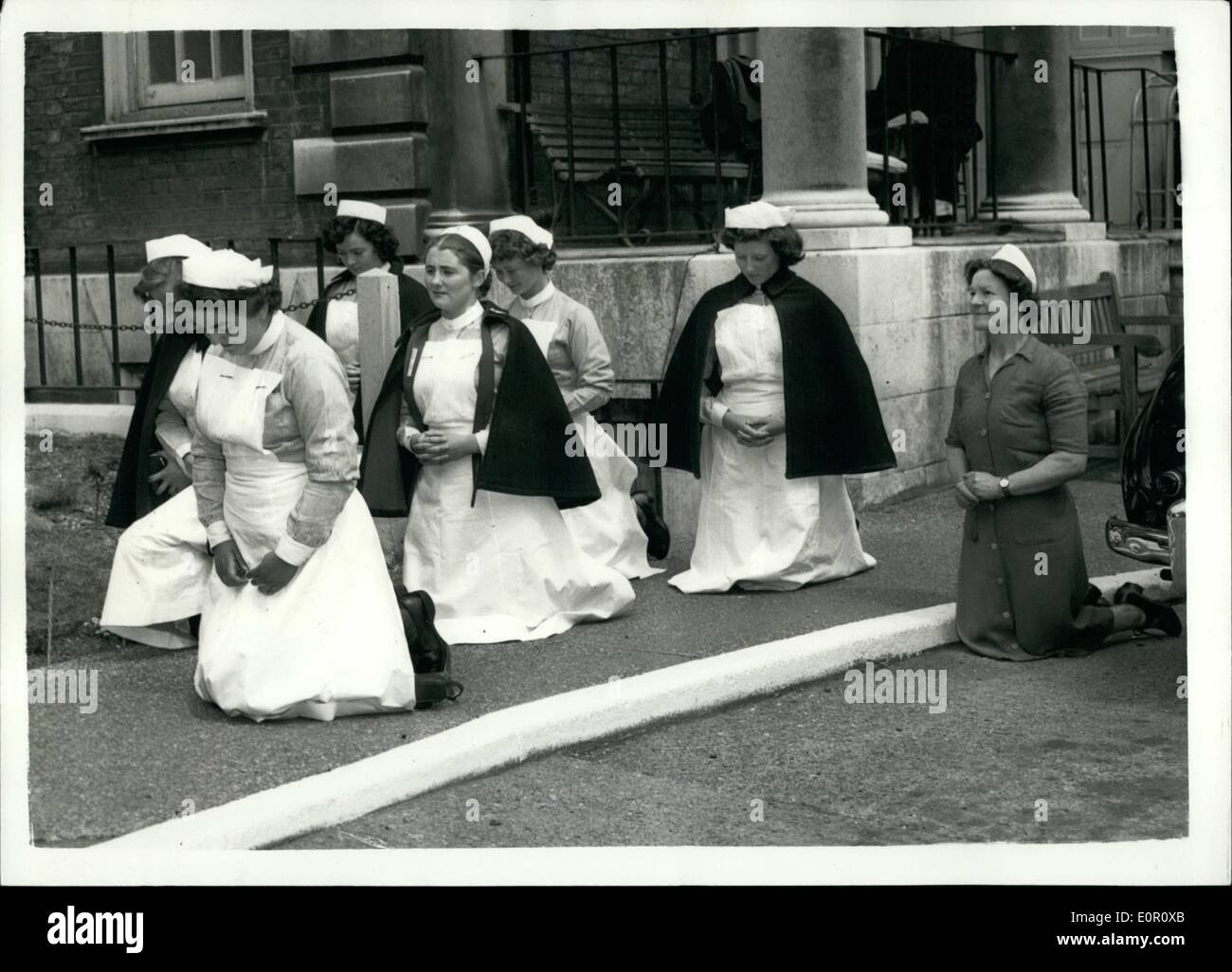 6. Juni 1957 - Knights of Malta Zeremonie im Krankenhaus von St. Johannes und St. Elizabeth - London. Die Krankenschwestern Knien... Lord Astor wurde heute Morgen mit Sternen und Band der Ritter von Malta während der Jahresversammlung der Association des britischen Mitglied des Malteserordens – für seine Verdienste bei der Rettung von Flüchtlingen an der ungarischen Grenze im vergangenen Winter befallen. Die Zeremonie fand statt am St.-Johannes-Hospital und St. Elizabeth N.W.S. Keystone Foto zeigt: Krankenschwestern des Krankenhauses Knien - wie die Prozession auf dem Gelände des Krankenhauses heute morgen passieren soll... Stockfoto