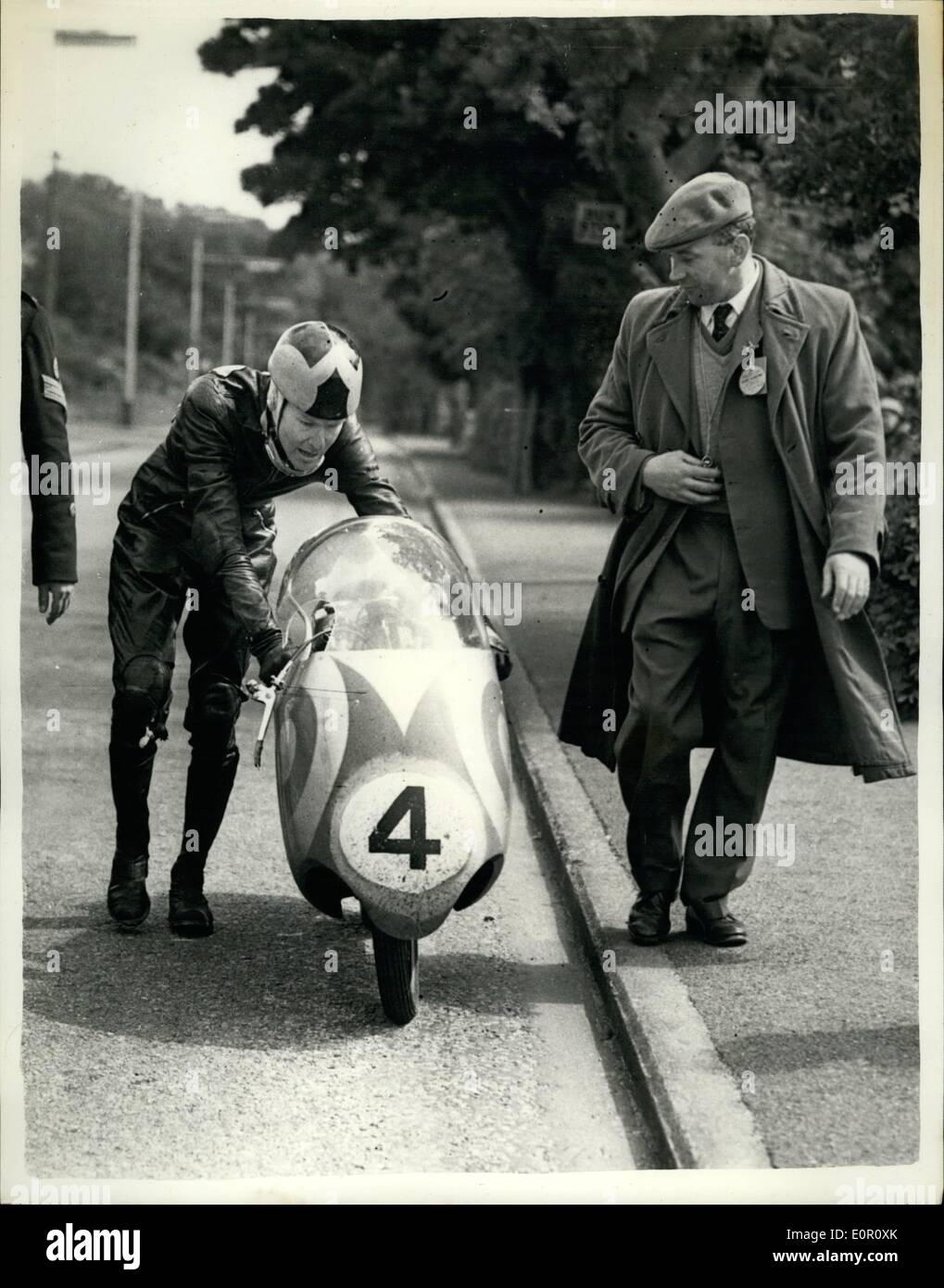 6. Juni 1957 - t.t. Rennen in die Isie Mann Sandford gewinnt die 250 cc - C. Sandford, Reiten ein Mondial gestern gewann 250 t.t. c.c. International, Isle of man Foto zeigt:-SAMMY MILLER, der kam aus, als eine halbe Meile von der Oberfläche gesehen führt als er sein Fahrrad in Richtung Ziellinie schob, um den fünften Platz. Stockfoto