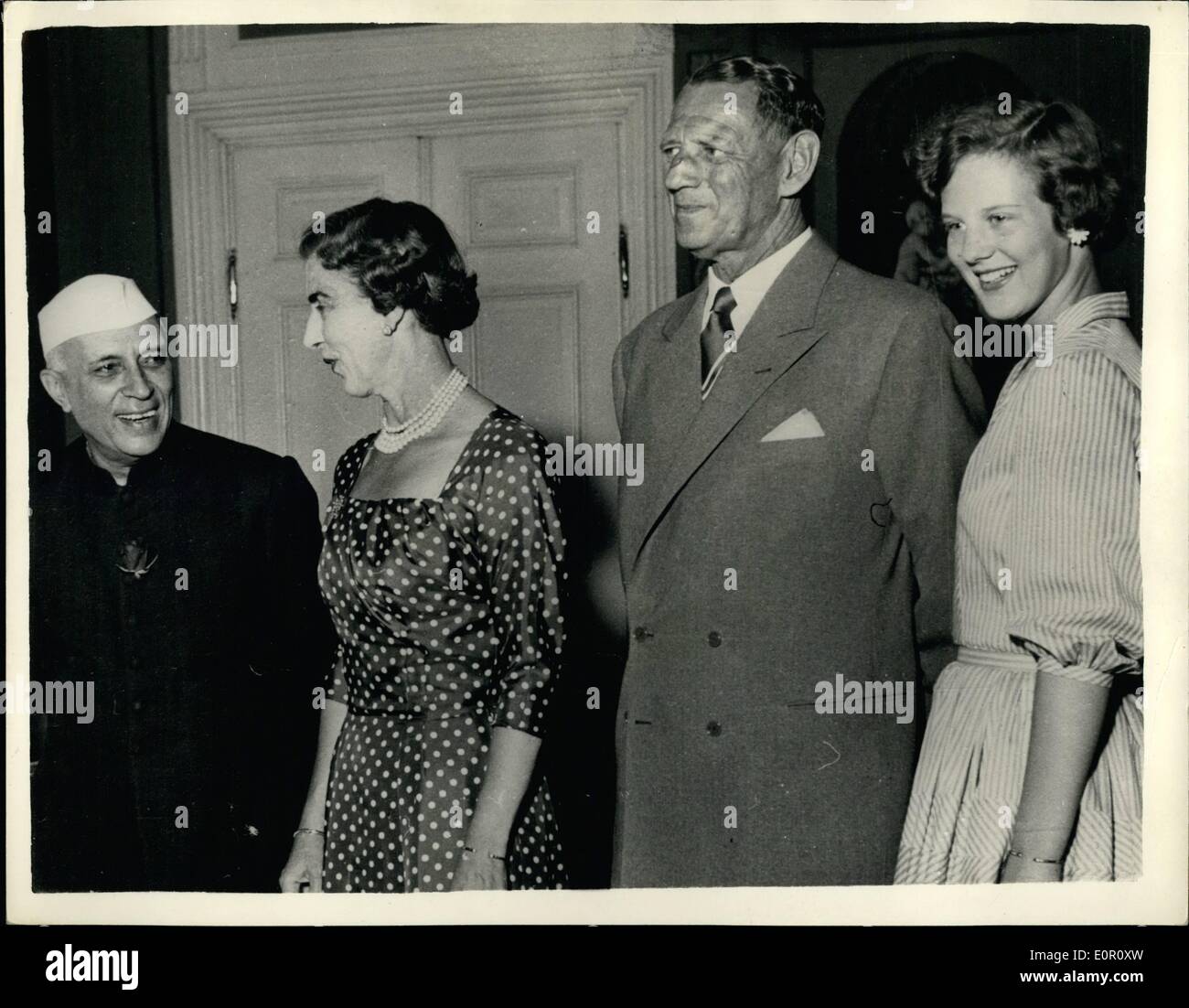 6. Juni 1957 - Besuche Premierminister NEHRU dänischen Könige. PANDIT NEHRU, der indische Premierminister, die Dänemark zu Besuch war, besuchte gestern die dänische Königsfamilie auf ihrer Sommer-Residenoe, FrodensborE Burg. KEYSTONE-FOTOSHOWS: PANDIT NEHRU mit König PREEERIK ein: QUEEN - 1MM bei Predensborg Pala. gestern. Stockfoto