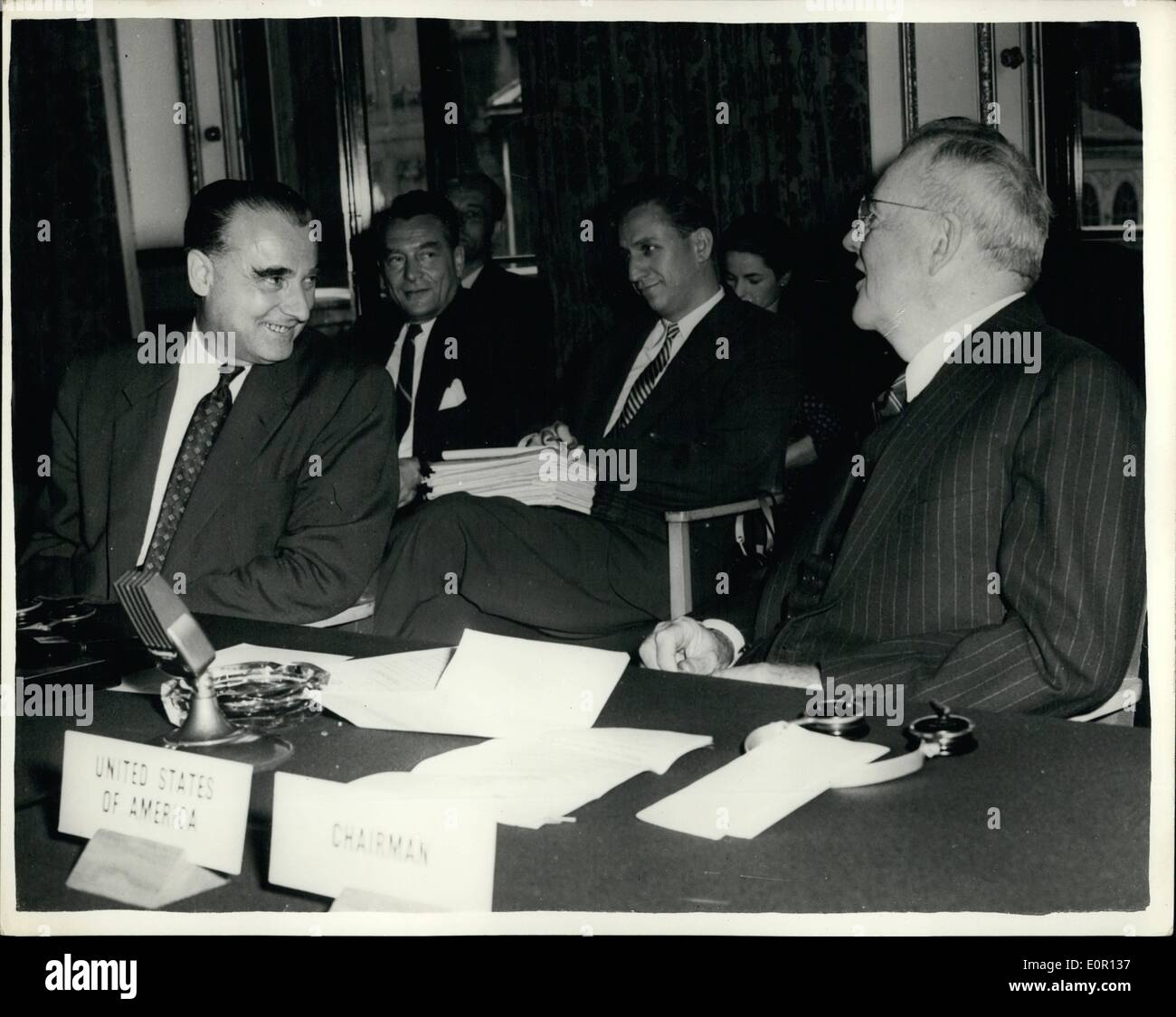 8. August 1957 - London-Abrüstungskonferenz im Lancaster House. Herr Dulles und Dr. Protitoh un.; Herr John Foster Dulles die U.S. Secretary Of State, für zu Hause heute Abend verlässt, besuchte das Nachmittags-Sitzung von der London-Abrüstungskonferenz im Lancaster House. Foto zeigt Herr Dulles mit Dr. A. Protiton des Sekretärs Generäle Abteilung der UN auf der Konferenz am Nachmittag. Stockfoto