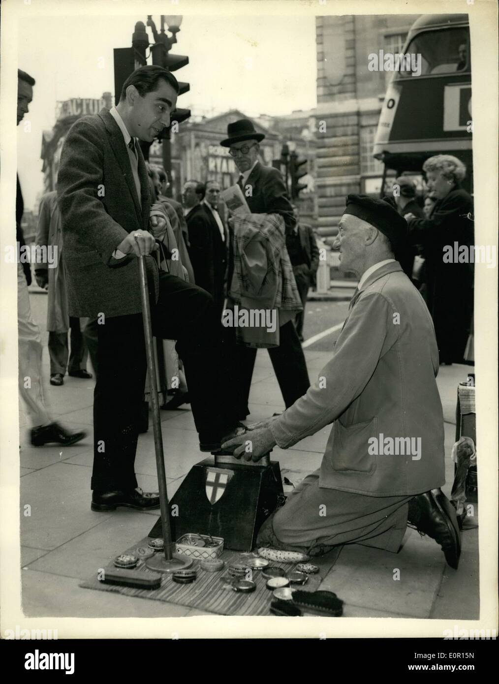 Sept. 09, 1957 - shoe Shine für amerikanische Dramatiker. Foto zeigt: Herr Alex Samuels, neueste Dramatiker Amerikas, dessen Spiel '' alle Arten von Men'' in London am Arts Theatre am Donnerstag eröffnet, im Bild ein Schuhputzer am Piccadilly Circus heute haben, und den Austausch von Erinnerungen an Schottland mit Herrn Vivian de G. St. George. Stockfoto