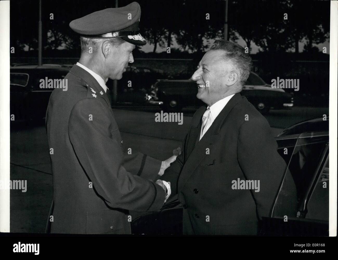 Sept. 09, 1957 - '' Nato klassifizierte '' H. E. Monsieur Andre Morice, Minister der Verteidigung von Frankreich, besuchte heute (12. September 1957) Supreme Headquarters Allied Powers Europe, in der Nähe von Paris, Frankreich, wo er mit General Lauris Norstad, Supreme Allied Commander Europe verliehen. Seine Exzellenz wurde bei der Ankunft in Form von General Norstad, Admiral A. L. M. Sala (Naval Stellvertreter), General C. V. R. Schuyler, Form Chef des Stabes, und andere Offiziere Form begrüßt. Von links nach rechts: General Norstad; H. E. Monsieur Morice. Stockfoto