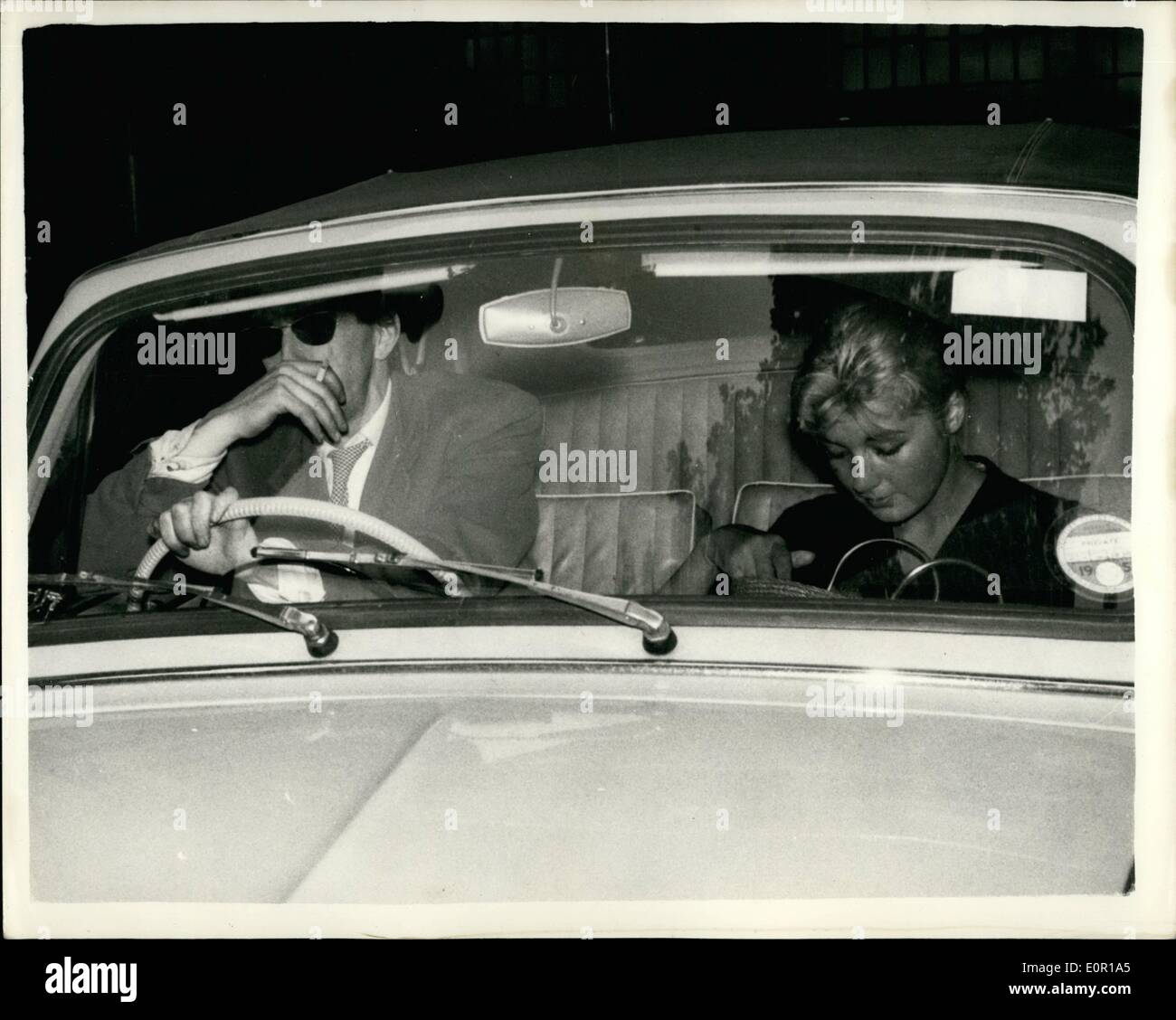 8. August 1957 - Lady Jane besucht Paddington Mortuary: Lady Jane Vane-Tempest-Stewart, der 39-jährige Gesellschaft Fotografen Antony Beauchamp bei 04:00 am Sonntag einen Anruf erhalten und rief die Polizei, die ihn tot in seiner Londoner Wohnung - fanden gestern ging nach Paddington Leichenhalle, wo der Körper aufgenommen wurde. Foto zeigt Chelsea Möbeldesigner Philip Pound gestern bestritten, dass es eine Romanze zwischen ihm und Lady Jane Vane-Tempest-Stewart, der von Antony Beauchamp angerufen wurde ist, kurz bevor er starb. Herr Pound sagte: '' Es ist Unsinn. Wir sind Geschäftspartner Stockfoto