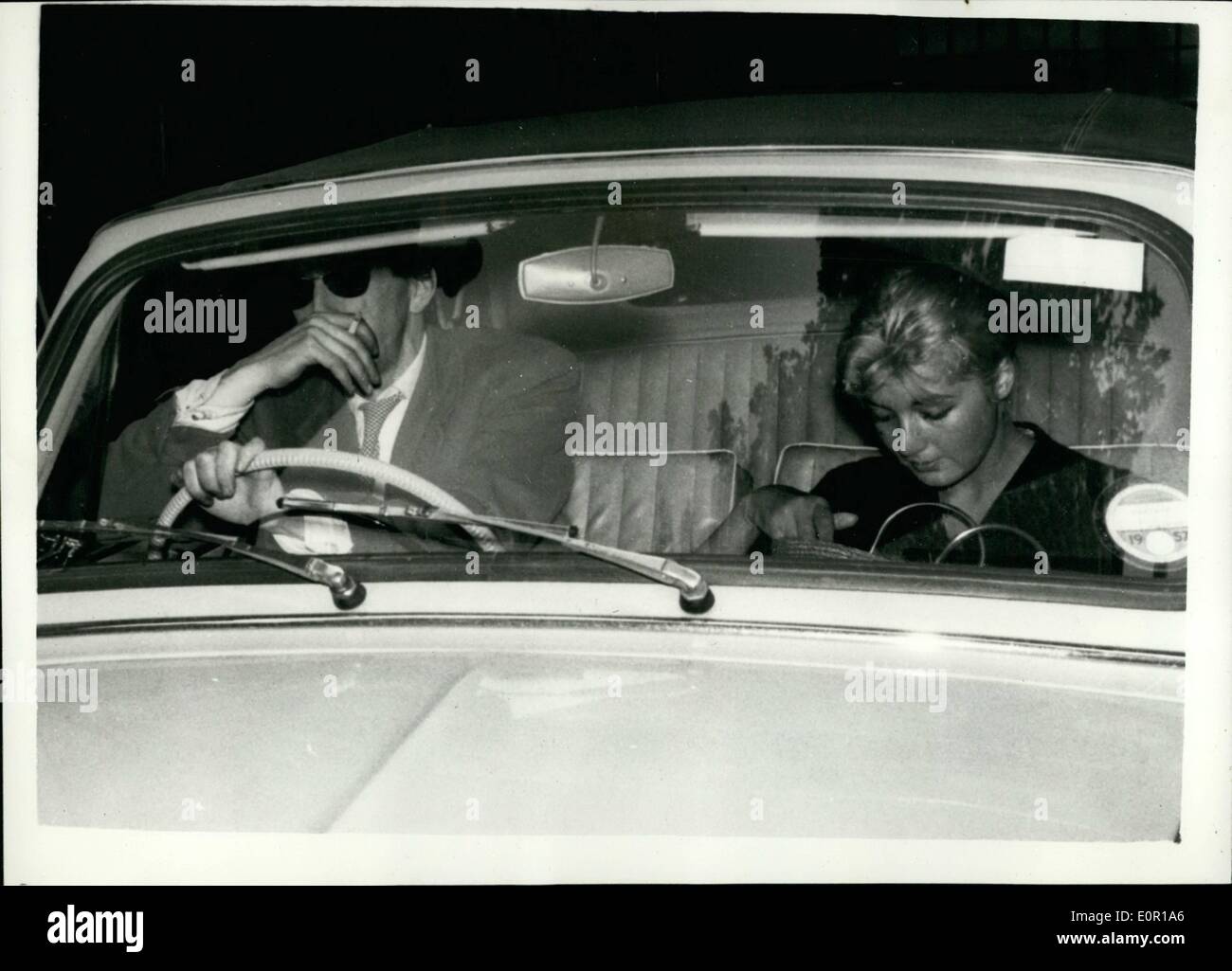 8. August 1957 - Lady Jane besucht Paddington Mortuary: Lady Jane Vane-Tempest-Stewart, der 39-jährige Gesellschaft Fotografen Antony Beauchamp bei 04:00 am Sonntag einen Anruf erhalten und rief die Polizei, die ihn tot in seiner Londoner Wohnung - fanden gestern ging nach Paddington Leichenhalle, wo der Körper aufgenommen wurde. Foto zeigt Chelsea Möbeldesigner Philip Pound gestern bestritten, dass es eine Romanze zwischen ihm und Lady Jane Vane-Tempest-Stewart, der von Antony Beauchamp angerufen wurde ist, kurz bevor er starb. Herr Pound sagte: '' Es ist Unsinn. Wir sind Geschäftspartner Stockfoto