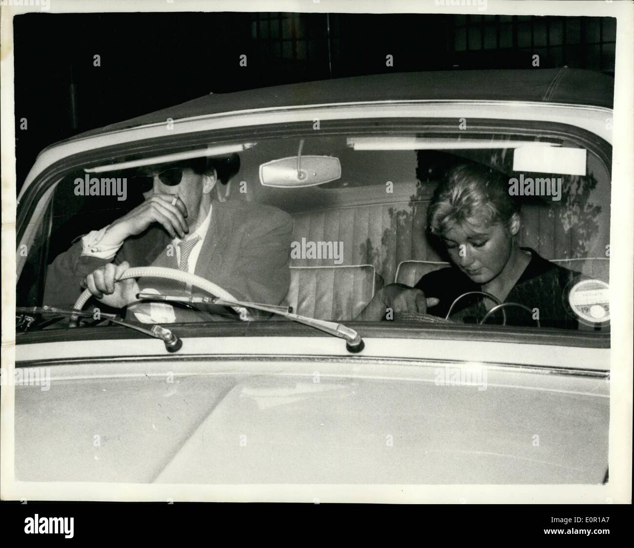 8. August 1957 - Lady Jane besucht Paddington Mortuary: Lady Jane Vane-Tempest-Stewart, der 39-jährige Gesellschaft Fotografen Antony Beauchamp bei 04:00 am Sonntag einen Anruf erhalten und rief die Polizei, die ihn tot in seiner Londoner Wohnung - fanden gestern ging nach Paddington Leichenhalle, wo der Körper aufgenommen wurde. Foto zeigt Chelsea Möbeldesigner Philip Pound gestern bestritten, dass es eine Romanze zwischen ihm und Lady Jane Vane-Tempest-Stewart, der von Antony Beauchamp angerufen wurde ist, kurz bevor er starb. Herr Pound sagte: '' Es ist Unsinn. Wir sind Geschäftspartner Stockfoto