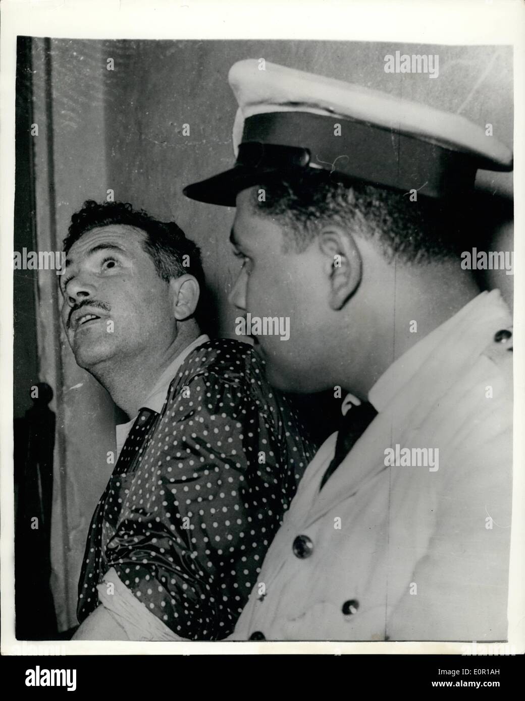 8. August 1957 - zwölf Angeklagte in Kairo Verschwörung Café. Angebliche Verschwörung, Präsident Nasser zu töten. Zwölf Personen stehen vor Gericht in Kairo beschuldigt, der Versuch, das Regime zu stürzen und zu Oberst Nasser ermorden. Sie werden auch beschuldigt, Planung, General Neguie - ehemaligen Präsident von Hausarrest zu befreien und um ihn wieder zu ernennen Präsident - und auch der Planung der Suer Canal de verstaatlichen. Foto zeigt allgemeine ATEF Nasser Chef des Angeklagten - vor Gericht während der Verhandlung. Stockfoto