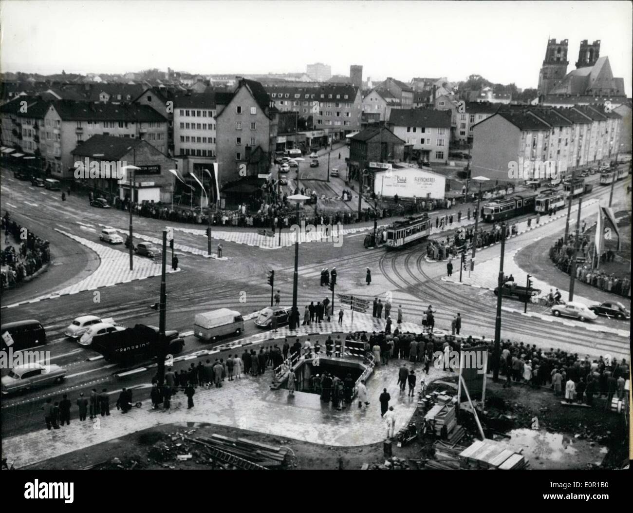8. August 1957 - die Stadt von Kessel öffnet die modernste Straße-Kreuzung  im westlichen Deutschland.: der alte Markt Kassel, genannt '' Kassel  Kreuz"umgebaut worden ist mehr als ein Jahr und für den
