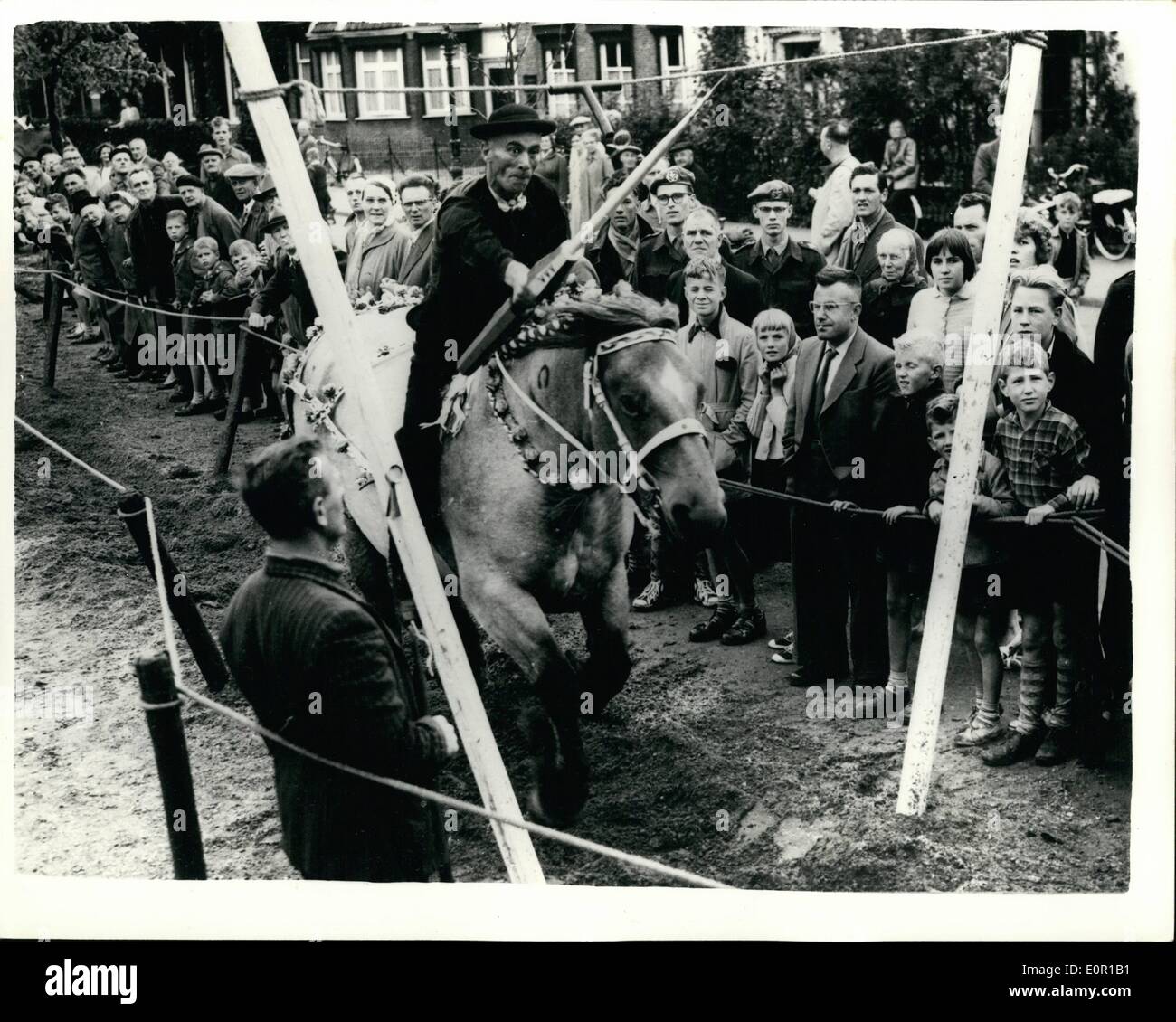 8. August 1957 - niederländische Landwirte in den jährlichen '' kippen am Ring'' Wettbewerb konkurrieren: bei Middelburg, die Hauptstadt der Provinz Stockfoto