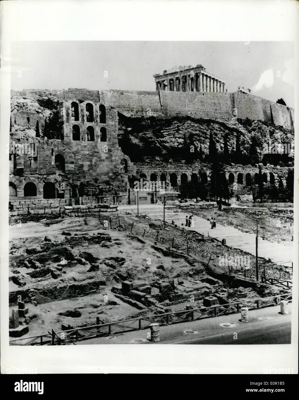 8. August 1957 - alten Altar entdeckt bei Ausgrabungen rund um den Wintergarten des Herodes von Attika. Einen alten Altar geöffnet Stockfoto