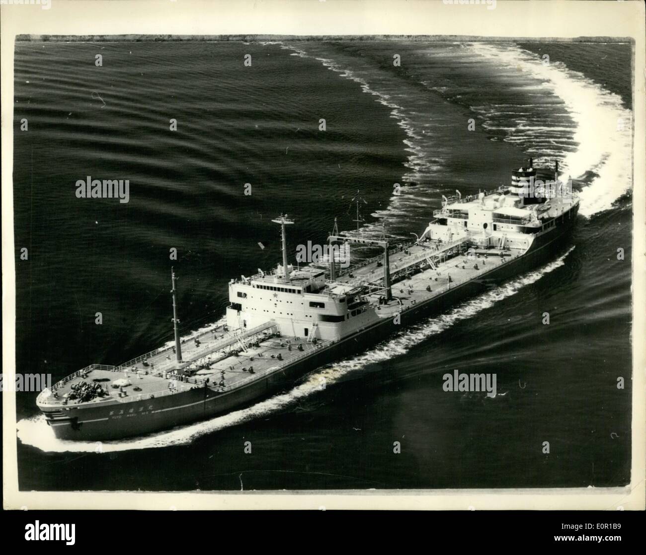 8. August 1957 - schließt Japan Tanker mit der weltweit größten Diesel-Motor. Japan hat ein 33.500 d.w. Ton Super-Tanker mit der weltweit größten Dieselmotor abgeschlossen. Die ersten 15.000 PS Dieselmotor. gebaut von Hitachi Schiffbau & engineering co, Osaka, Japan unter Licance Form Burmeister & Wain von Dänemark, in installiert wurde das '' Yuyo Maru Nein, 5'' von Hitachis Innoshima Werft für Morita Dampfschiff Col Japans gebaut. Das Schiff hat eine Tank Kapazität von 45.200 Kubikmeter und hatte eine Geschwindigkeit von 17 Knoten während der Studien bei Volllast Stockfoto