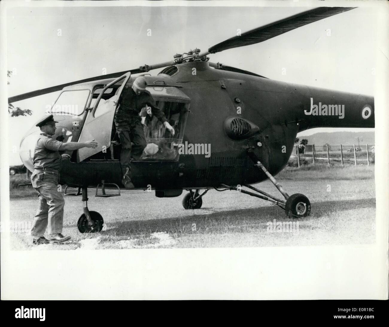 8. August 1957 - verletzen Soldaten im Dschungel AIR Absturz gerettet. Fahrer E. Roe, Bishop Auckland und Fahrer L.W Moore von Mitcham, Surrey, Nr. 55 Unternehmen, R.A.S.C., überlebten die Valetta Air Crash im Dschungel in der Nähe von Tanjong Malim in Perak, kamen vor kurzem mit dem Hubschrauber am Kinrara Militärkrankenhaus, Kuala Lumpur, Malaya, direkt aus der Szene der Katastrophe. Roe Fahrer wurde schwer verletzt, aber Moore konnte gehen. Zwei andere Soldaten im Flugzeug überlebte den Absturz - aber die drei Mitglieder der Besatzung wurden getötet. Keystone-Fotoshows:-Fahrer E Stockfoto