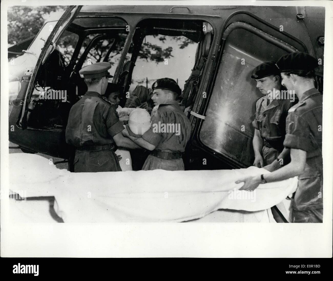 8. August 1957 - Soldaten verletzt im Dschungel AIR Absturz gerettet: Fahrer E. Roe von Bishop Auckland, und Fahrer L.W Moore, von Mitcham, Surrey, Nr. 55. Unternehmen, R.A.S.C., überlebten die Valetta Absturz im Dschungel in der Nähe von Tanjong Malim in Perak, kamen vor kurzem mit dem Hubschrauber im Kinrara Lazarett, Kuala Lumpur, Malaya, direkt aus der Szene der Katastrophe. Roe Fahrer wurde schwer verletzt, aber Moore konnte gehen. Zwei andere Soldaten im Flugzeug überlebte den Absturz - aber die Besatzung von drei getötet wurden Stockfoto