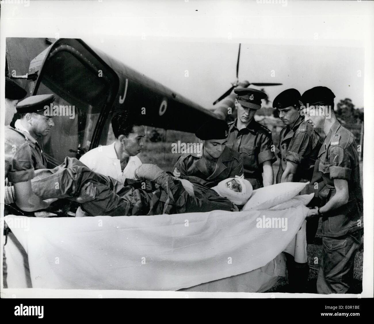 8. August 1957 - Soldaten verletzt im Dschungel AIR Absturz gerettet: Fahrer E. Roe von Bishop Auckland, und Fahrer L.W Moore, von Mitcham, Surrey, Nr. 55. Unternehmen, R.A.S.C., wer den Valetta Absturz im Dschungel in der Nähe von Tanjong Malim in Perak, kamen vor kurzem mit dem Hubschrauber an der Kinrara Militärkrankenhaus, Kuala Lumpur, Malaya, direkt aus der Szene der Katastrophe überlebt. Roe Fahrer wurde schwer verletzt, aber Moore konnte gehen zwei weitere Soldaten in den Flugzeugen überlebte den Absturz - aber die drei Mitglieder der Besatzung wurden getötet. Keystone-Fotoshows:-: Fahrer E Stockfoto