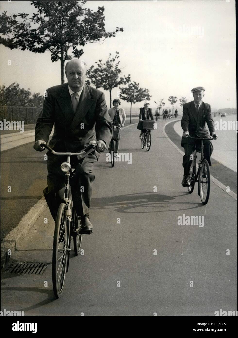 13. August 1957 - 13.08.57 neuer US-Botschafter in Dänemark. Ändert sich sein Auto für ein Fahrrad. Fast alle in Dänemark ist ein Radfahrer und nicht geschieht dies Herrn Val Petersen, der neu ernannte Botschafter der Vereinigten Staaten nach Kopenhagen. Er sagte, bei seiner Ankunft, dass eines der ersten Dinge, die er tun würde, wäre ein Fahrrad kaufen. Jetzt hat er die Botschaft Residenz in North Kopenhagen. Stockfoto