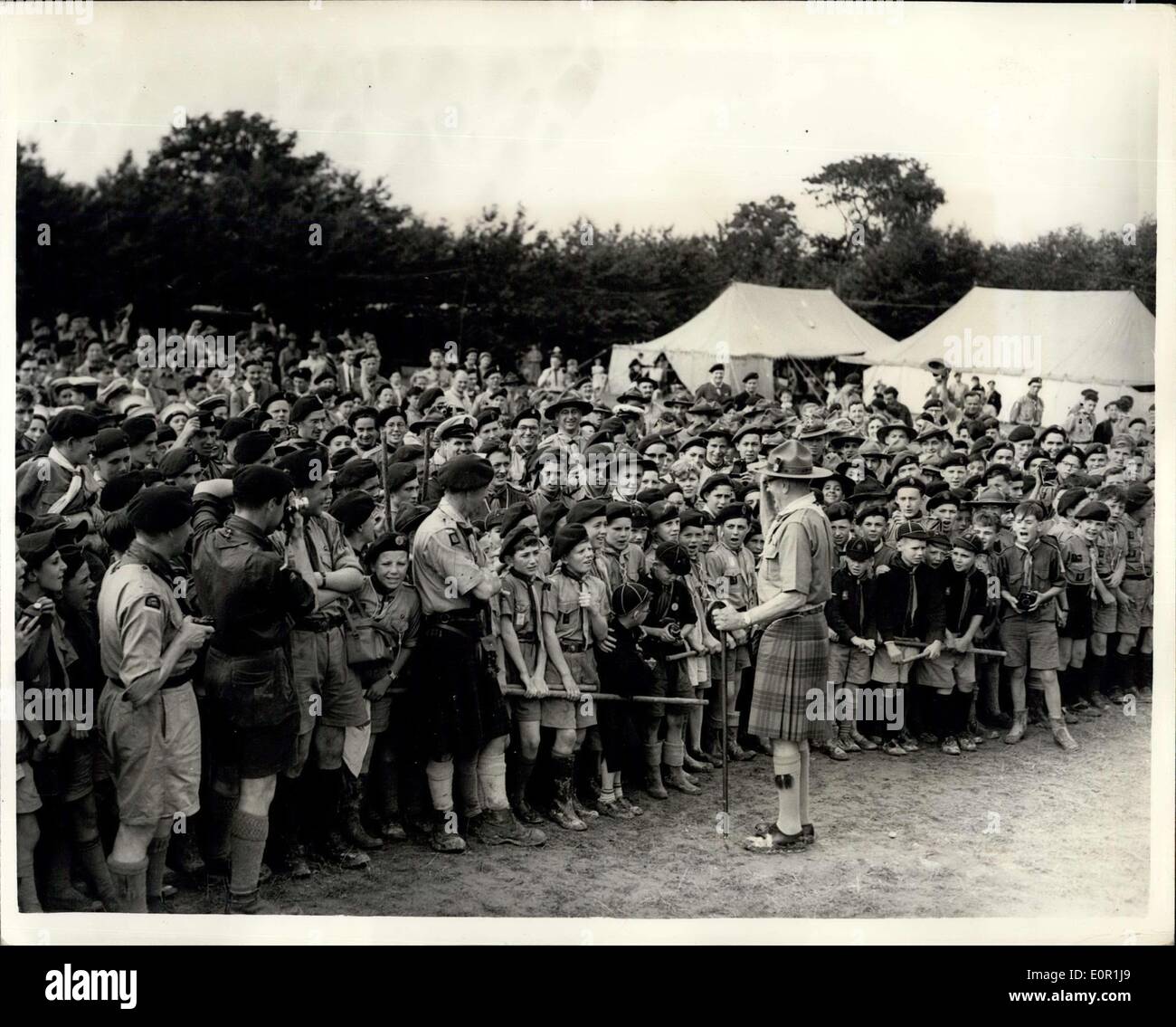 20. August 1957 - Jubel für Chief Scout am Chatham: Fotoshows gab es Jubel für den Chief Scout, Herrn Rowllan bei seinem Besuch in der 2.000-köpfigen katholischen Pfadfinderlager im Buckmore Park, Chatham. Stockfoto