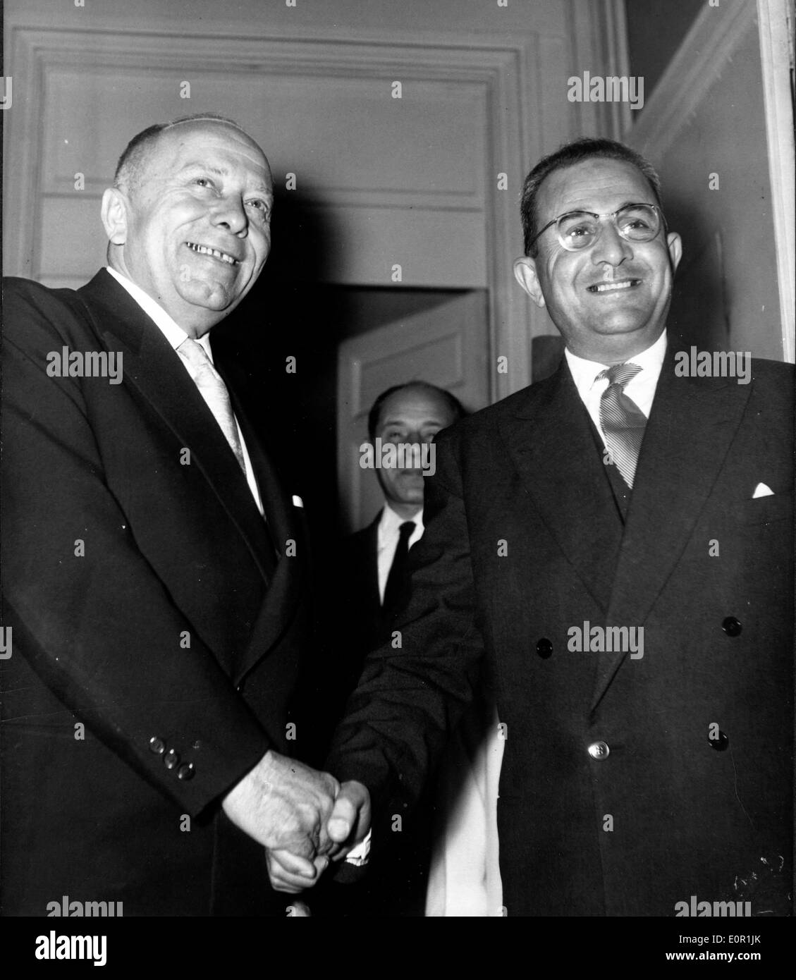 22. August 1957 EMILE CLAPAREDE - Paris, Frankreich - (Foto) war ein französischer Politiker der linken. Er war Under Secretary Of State Affairs marokkanischen und tunesischen 1957 und Secretary Of State for Information 1957 bis 1958. Bild: EMILE CLAPAREDE, links, und Ben Djelloun, marokkanische Minister für auswärtige Angelegenheiten. Stockfoto