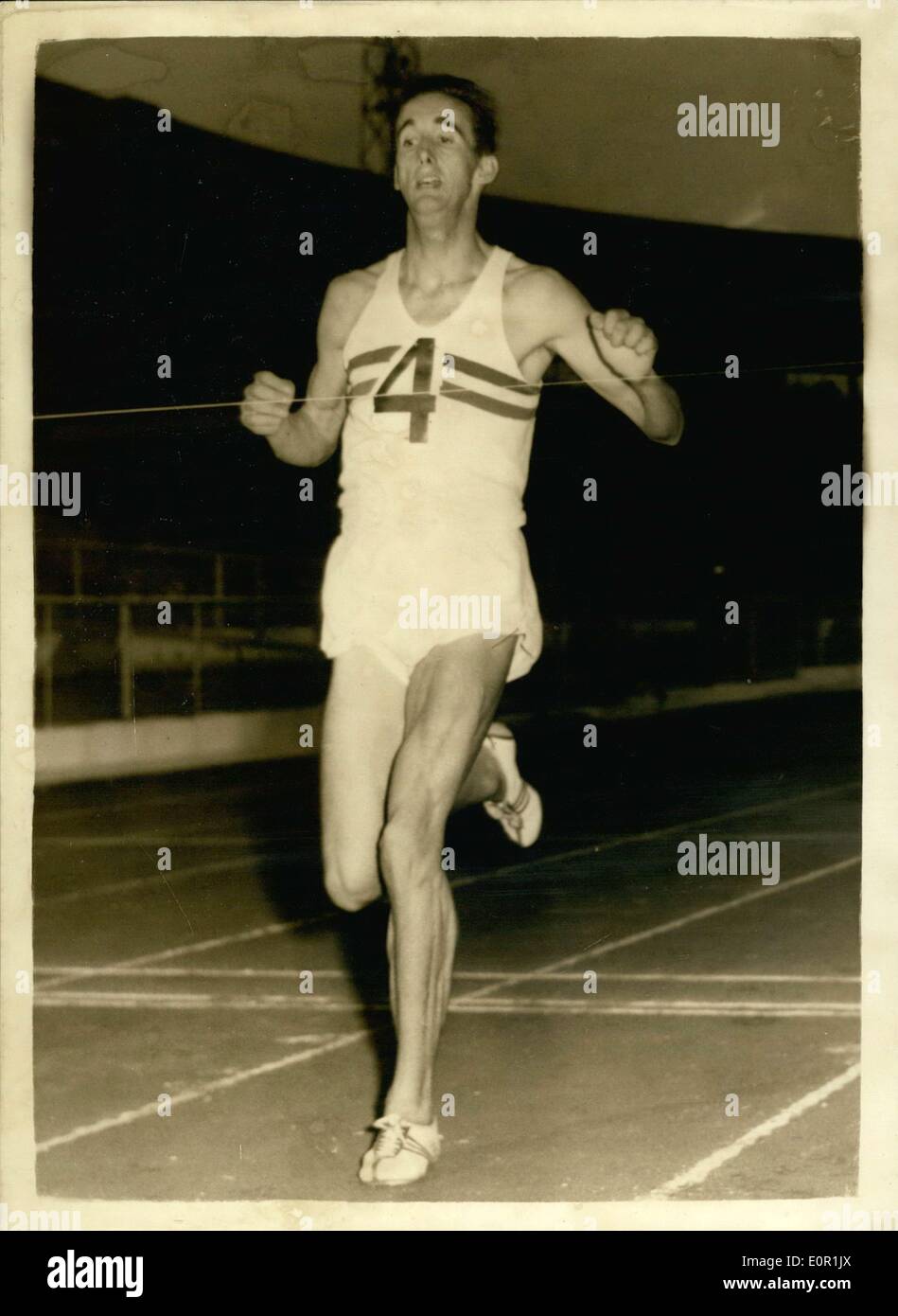 23. August 1957 - Großbritannien Versus Russland Leichtathletik am Londoner White City Stadium: Foto zeigt Gordon Pirie, Großbritanniens, der 5.000-Meter-Lauf, eine einfache Sieger in der Zeit von 13 Minuten zu gewinnen. 58,6 Sekunden, von Derek Ibbotson (Wat), die zweite und dritte wurde war P. Bolotnikov (UdSSR) Stockfoto