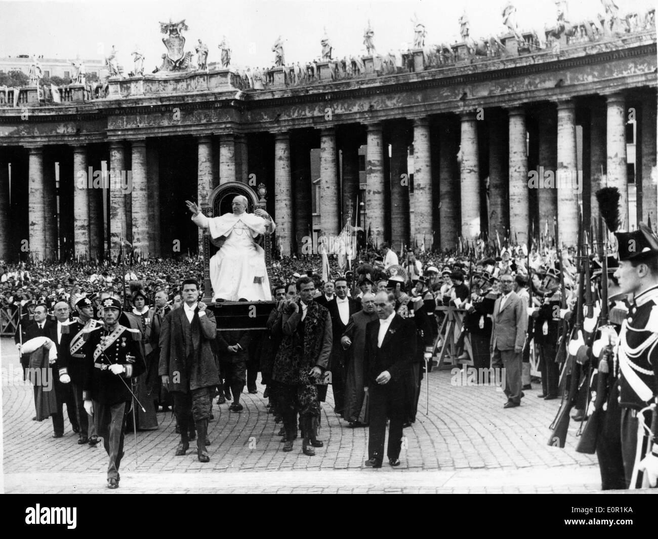 Papst Pius XII wird in dem Petersplatz getragen. Stockfoto