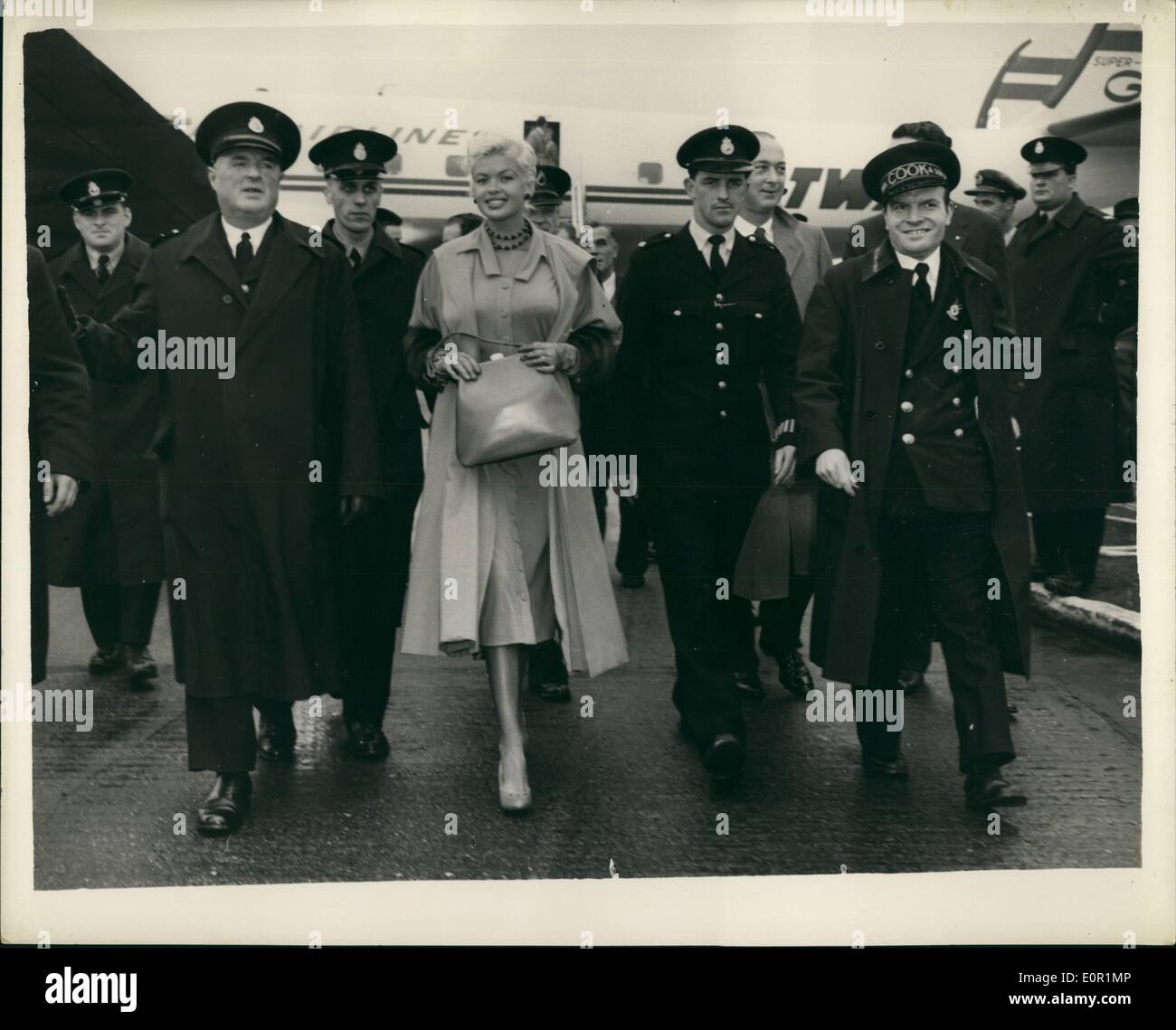 Sept. 09, 1957 - Jayne Mansfield ankommt: Hollywood-Filmstar Jayne Mansfield ist heute in London am Flughafen angekommen. Sie ist an der morgigen Premiere ihres Films '' Oh für einen Mann '' teilzunehmen. Foto zeigt Jayne Mansfield ist Polizeieskorte aus dem Flugzeug, als sie heute in London am Flughafen ankam. Stockfoto