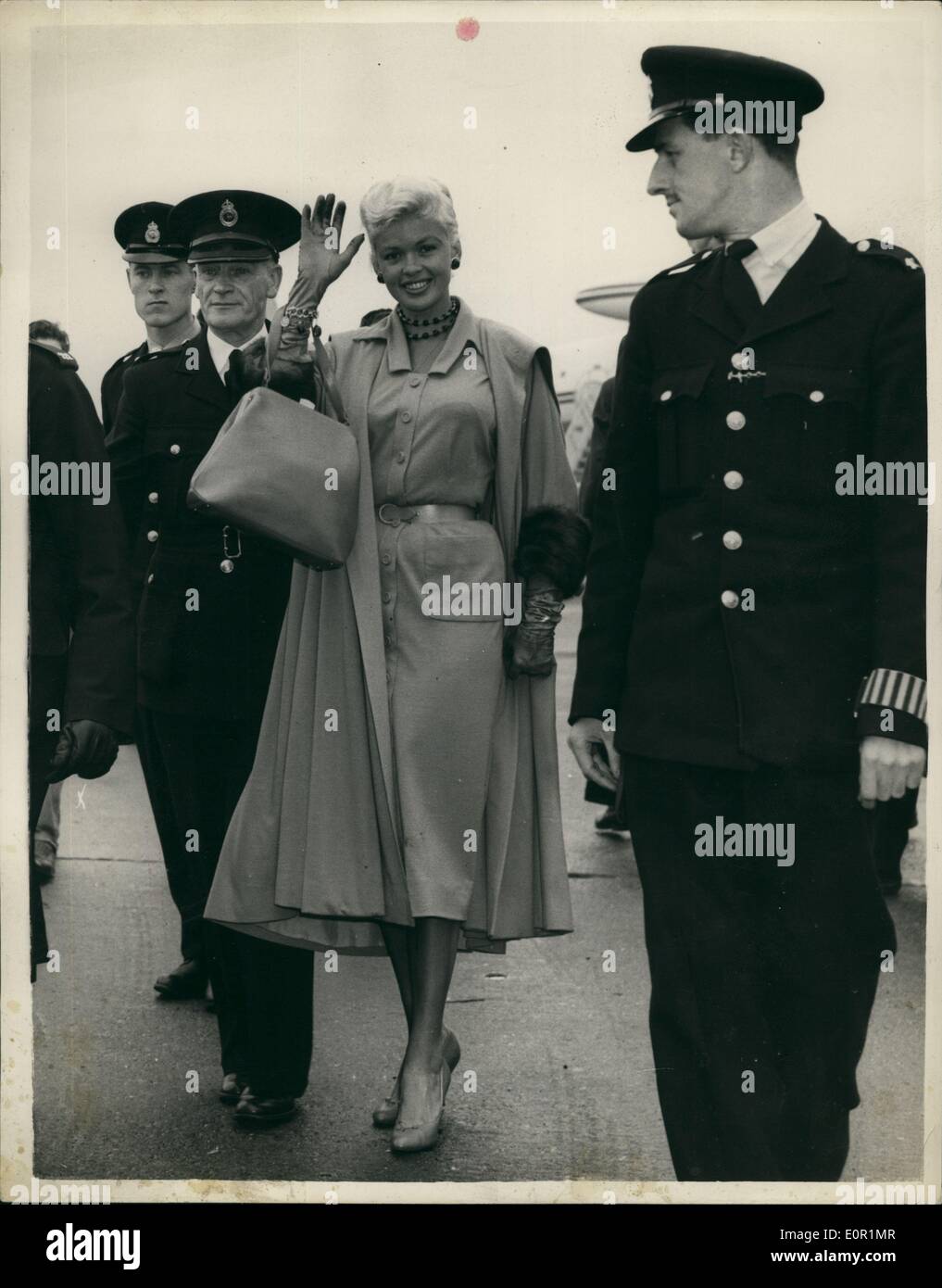 Sept. 09, 1957 - Jayne Mansfield ankommt: Hollywood-Filmstar Jayne Mansfield am Flughafen London ist heute angekommen. Sie ist an der morgigen Premiere ihres Films '' Oh! für einen Mann!'' Foto zeigt, gab es eine Polizei-Eskorte für Jayne Mansfield, wenn sie aus dem Flugzeug - Flughafen London heute ging. Stockfoto