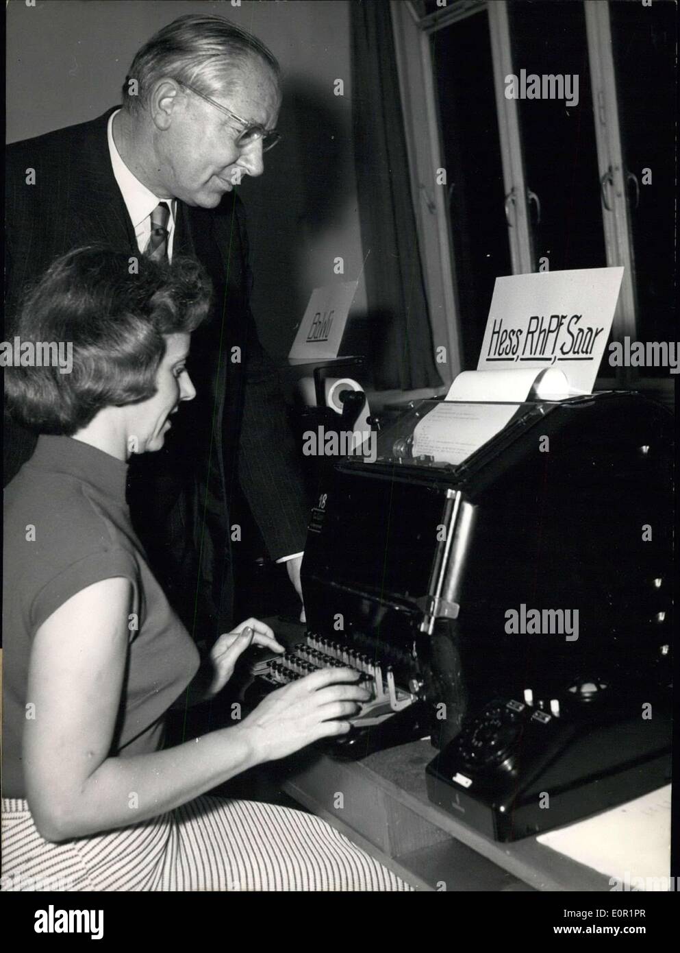 Sept. 16, 1957 - es gab viel zu tun in der Regierung-Haus in Bonn. Aus kamen überall von der Bundesrepublik Deutschland die Ergebnisse zusammen. Das Foto zeigt die General-Chef der Wahl Dr. Duerst beobachten permanent die Fernschreiber, mit denen er die Ergebnisse aus allen Bundes-Ländern Deutschlands bekam. Stockfoto