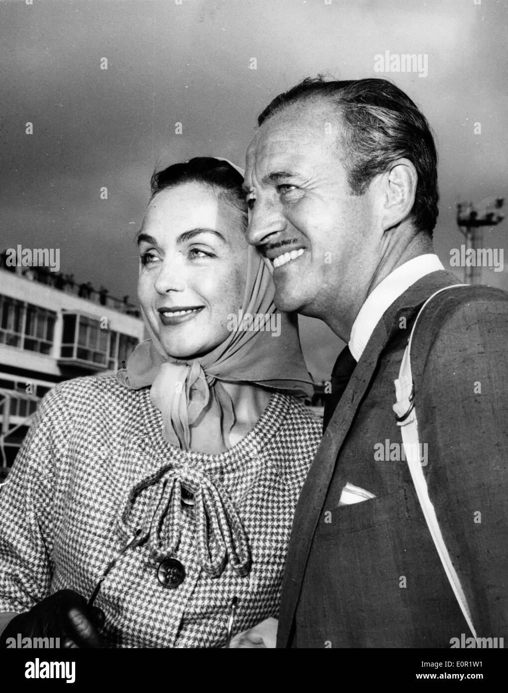 Schauspieler David Niven und Frau Hjordis Tersmeden kommen in Nizza Stockfoto