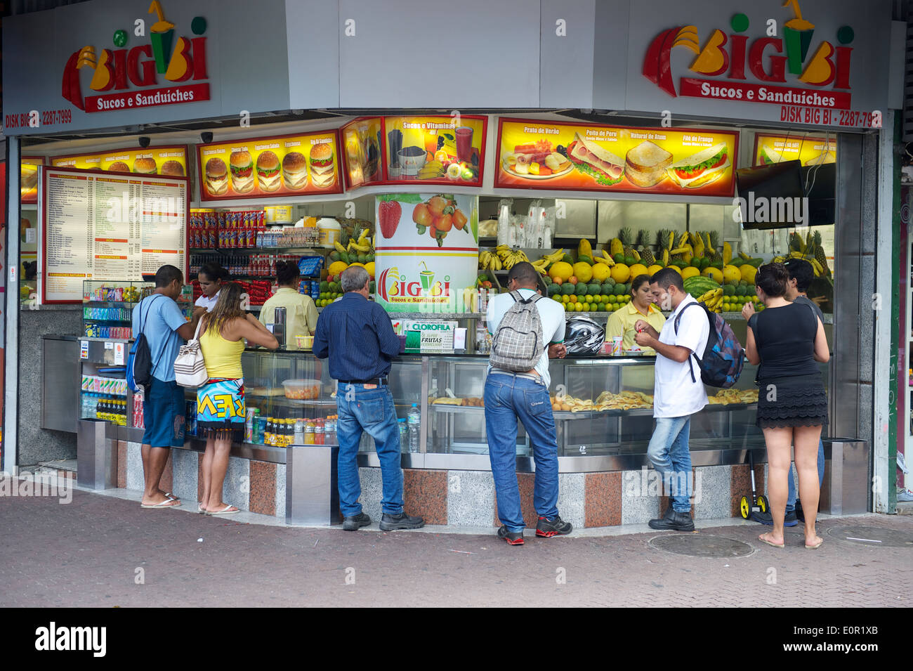 RIO DE JANEIRO, Brasilien - 1. April 2014: Kunden sammeln auf typische brasilianische Saft Stand, die an fast jeder Ecke zu finden. Stockfoto