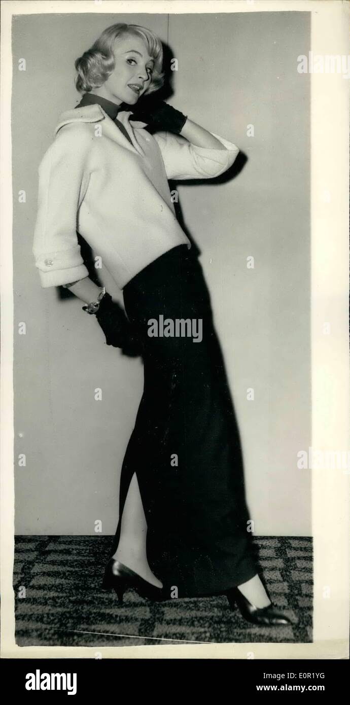 Sept. 09, 1957 - Amerika eine Mode Show in London White Junior Abendkleid: Bild zeigt: ein weißes Chinchilla über Bluse für ein brillantes rot Ascot (Krawatte) mit einem schwarzen Abend Rock. Es ist von Junior Sophisticate entworfen und modelliert von Merrill - während der Vorführung der amerikanischen Mode im Washington Hotel, London heute Morgen. Stockfoto