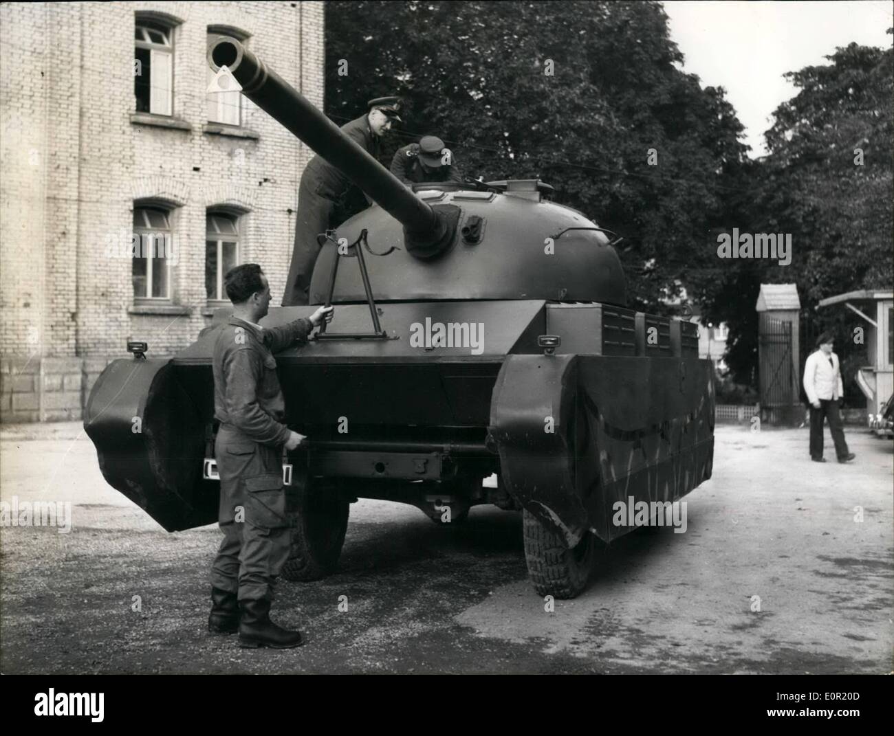 Sept. 09, 1957 - Tank Dummys für die Bundeswehr: eines der Greandier in Westdeutschland stationierten Einheiten erhielt einen Tank-Dummy für die Ausbildung, die den Soldaten eine Vorstellung geben wird wie ihre Ausbildung später mit echten Panzer werden. (Diese Puppe wurde in einer Fahrzeug-Fabrik in Ulm gebaut). Das Foto zeigt Major - general Pemsel (Pemsel), Kommandeur des 2. Korps Inspektion den Tank-Dummy. Stockfoto