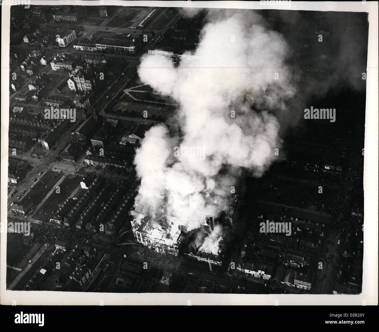 Sept. 09, 1957 - MANCHESTER Kaufhaus ausgebrannt. DIE SZENE AUS DER LUFT. Mehr als 100 Feuerwehrleute waren gesehen kämpfende Feuer, die Manchester-Kaufhaus Paulden - in der Innenstadt gestern es war das größte Feuer in der Stadt seit der Blitz - und Funken verursacht mehr als 20 kleine Brände in benachbarten Straßen komplett entkernt. Keystone-Fotoshows: - die Szene aus der Luft - auf der Höhe des Feuers in Manchester. Stockfoto