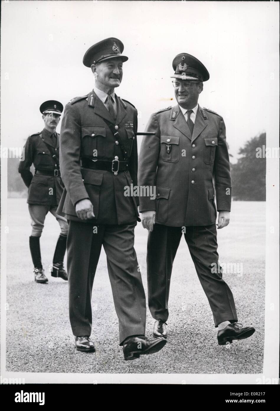 Sept. 09, 1957 General Speidel Besuche Sandhurst. General Hans