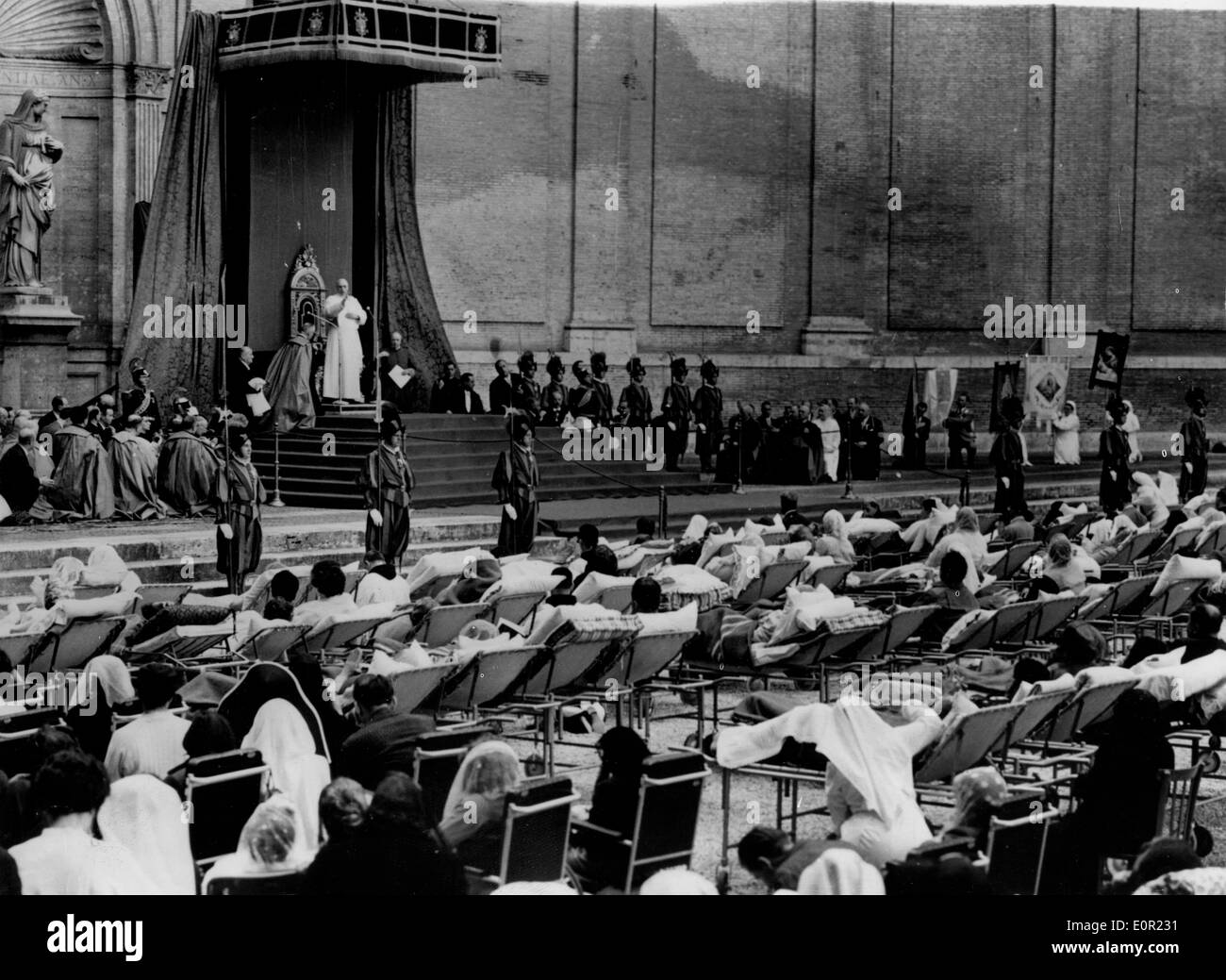 Papst Pius XII segnet 5.000 kranke Menschen Stockfoto