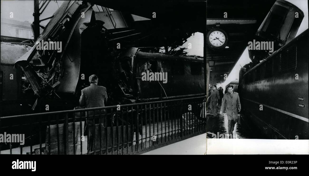 10. Oktober 1957 - Train Crash in Bad Cannstatt, in der Nähe von Stuttgart, Deutschland: 10 Personen werden getötet, 30 verletzt sind, während ein Zugunglück im Bahnhof von Bad Cannstatt. Grund: ein Fehler in der Signalstation. Stockfoto