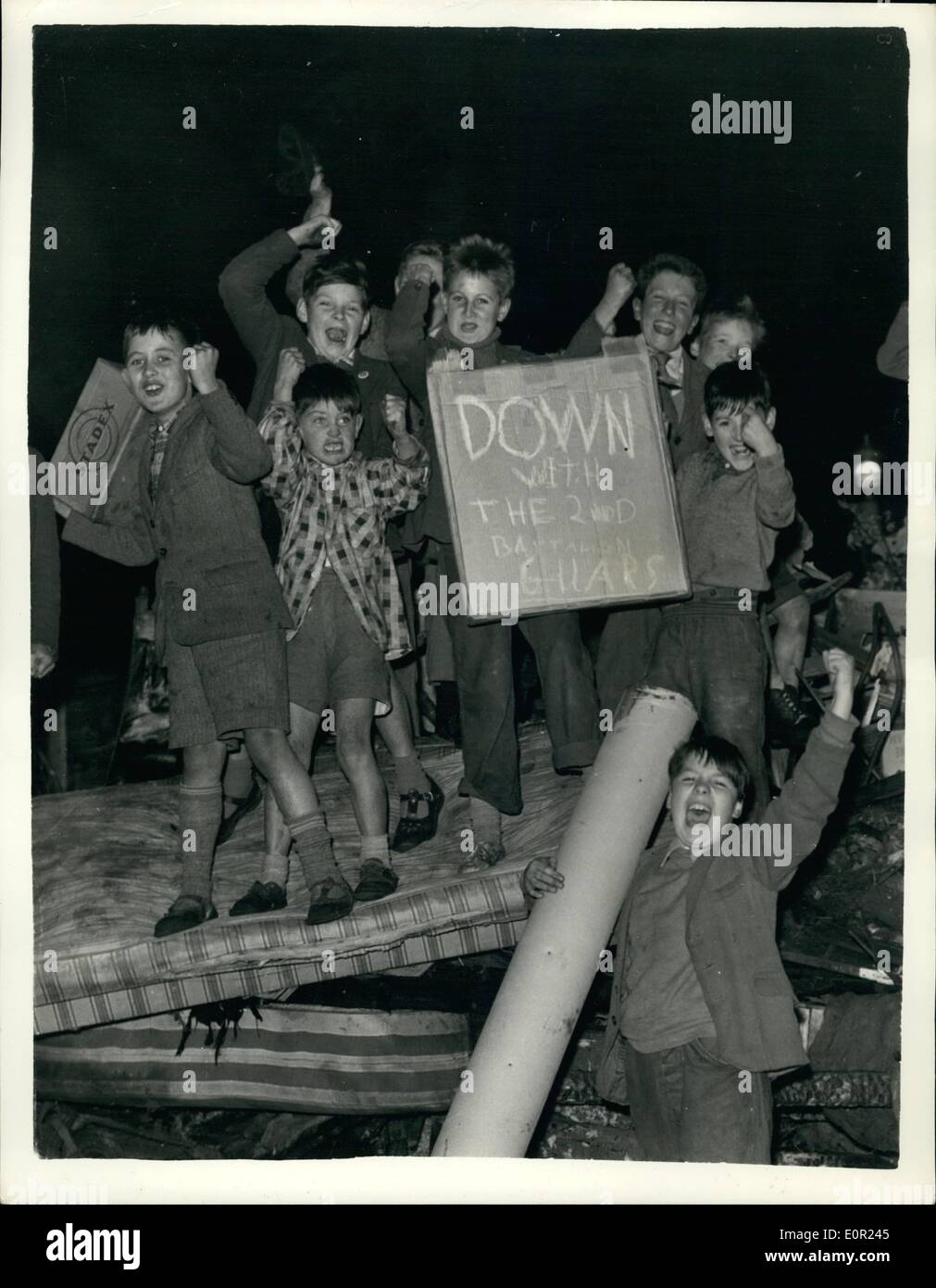 10. Oktober 1957 - "runter mit der Wache '' sagen die lokale lade in Windsor. Die ausgebrannte cor Dona Feuer behaupten. Jugendlichen in Windsor waren letzte Nacht bis-in-Arm gegen Grenadian Wachen in der Umgebung stationierten Einheiten. Sie waren mit Banner lesen '' unten mit the Guards'' zu sehen-etc. etc.. Denn sie überzeugt sind, dass die Wachen waren verantwortlich für das Abbrennen des Feuers - ein 40-Fuß-Hochflor - die sie für Kerl Fawkes Nacht aufgebaut hatten. Die c.o der Einheiten beantragt Wachen Freiwilligen um das Feuer zu ersetzen Stockfoto