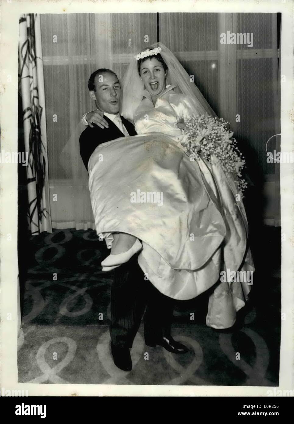 10. Oktober 1957 - Stirling Moss mittwochs.: Rennfahrer Stirling Moss, heute Abend, 22-jährige kanadischer Miss Katle Molson bei St. Peter Eat auf Plätzen, verheiratet war. Der Empfang fand im Savoy Hotel statt. Foto zeigt, dass Stirling Moss trägt seine Braut - an der Rezeption heute Abend. Stockfoto