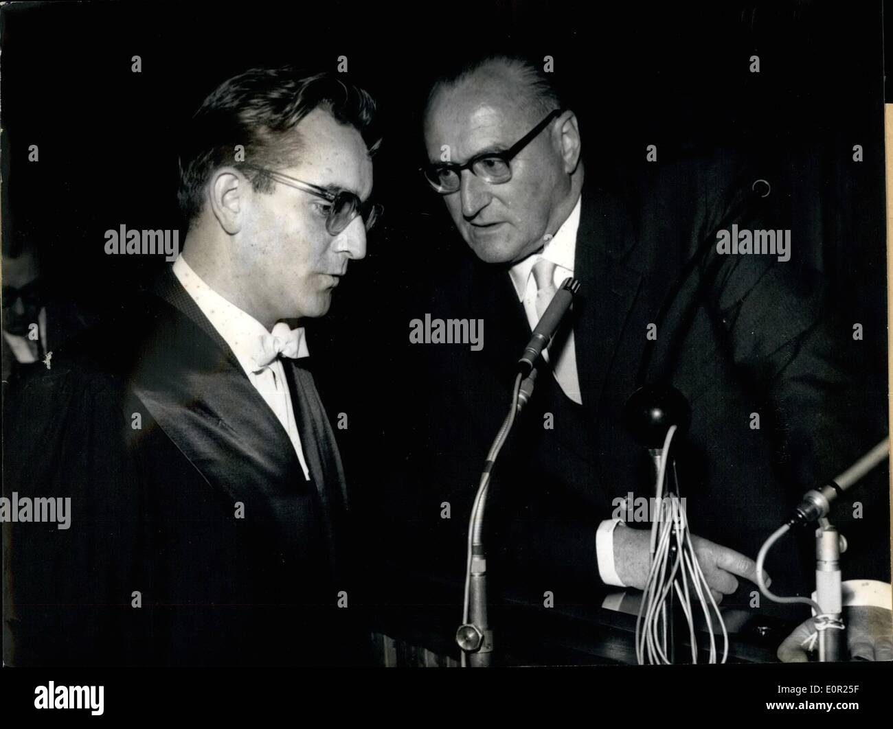 10. Oktober 1957 - Ex-Fieldmarschal Schoerner am Münchener Hof: am 1. Oktober der Prozess gegen den Ex-Fieldmarshall Ferdinand Schoerner begann bei districk Amtsgericht München der mörderischen Angriff in einem Fall und der bewährten mörderischen Angriff in zwei Fällen. Die 65 Jahre alt ist so genannte Soldat-schreckliche Phantom oder halten Sie auf General von drei Anwälten defensed. Das Foto zeigt Ferdinand Schoerner zusammen mit seinem Defensor Dr. Gustav Brucker. Stockfoto