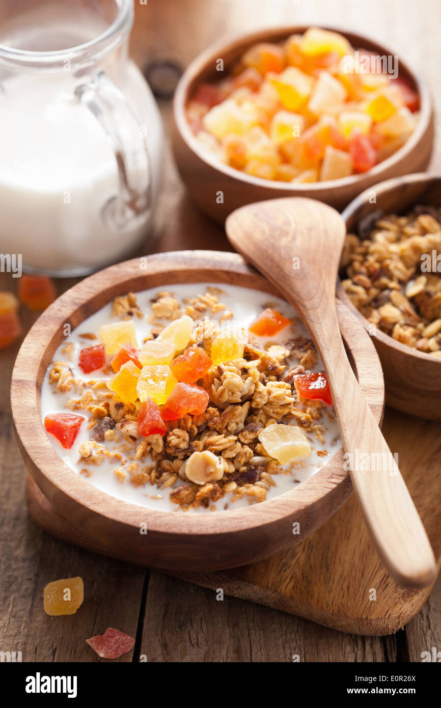 gesundes Müsli mit Obst zum Frühstück Stockfoto