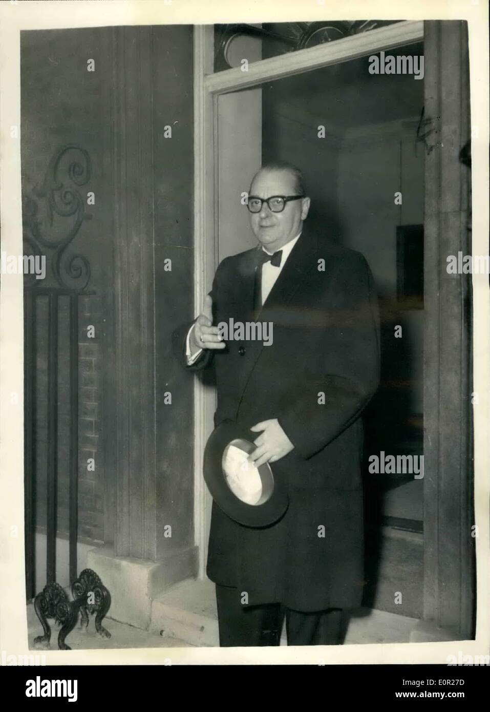 12. Dezember 1957 - westdeutsche Außenminister Dines an Nr. 10: Herr Von Breatano der westdeutsche Außenminister, die Ankunft in London am Nachmittag - wir aßen im Nr. 10. Downing Street mit dem Ministerpräsidenten heute Abend. Foto zeigt Herr Von Brentano - bei seiner Ankunft im Nr. 10 Downing Street heute Abend. Stockfoto