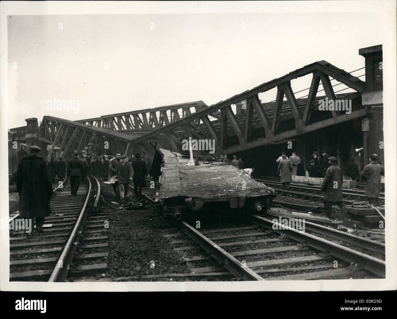 Dez. 12, 1957 - Rettung Arbeit geht o Die Lewisham rail crash Ingenieure versuchen die Fly-over Brücke zu erheben: den Tod roll hat jetzt 92 in der Mittwoch Nacht Lewisham rail Crash erreicht. Ausserdem haben die ganze Nacht unter geschuftet werden Lichter und heute frueh Ingenieure versuchten, die zerstörte Brücke der Trainer, auf dem das gesamte Gewicht des Fly-over Brücke fallen, deutlich zu erhöhen. Foto zeigt das erste Bild von der Katastrophe genommen, nachdem der Nebel heute aufgehoben hatte, die die Fliege - über die Brücke, die auf eines der Züge nach dem Crash zusammengebrochen Stockfoto