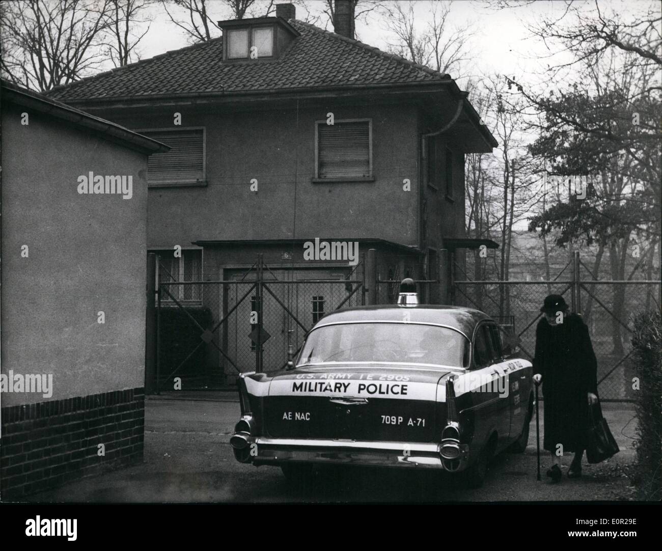 12. Dezember 1957 - amerikanische MP '' prüft bis '' sowjetische Militärmission in Frankfurt: im Gegenzug zu den Repressalien gegen amerikanische militärische Missionen in der SBZ ergriffenen, der amerikanischen Militärpolizei macht '' Check-ups '' an die sowjetische Militärmission in Frankfurt-Niederrad scharf. Alle Besucher der Mission haben, sich zu identifizieren, und jedes Mal, wenn ein sowjetisches Fahrzeug verlässt die Mission der amerikanischen MP verfolgt die gleiche. Bei Büro-Ladenschluss - ist 1630 Stunden - diese '' ruhig Blokade'' fertig, weil die MP-Autos ihre '' Check-Punkt '' verlassen Stockfoto